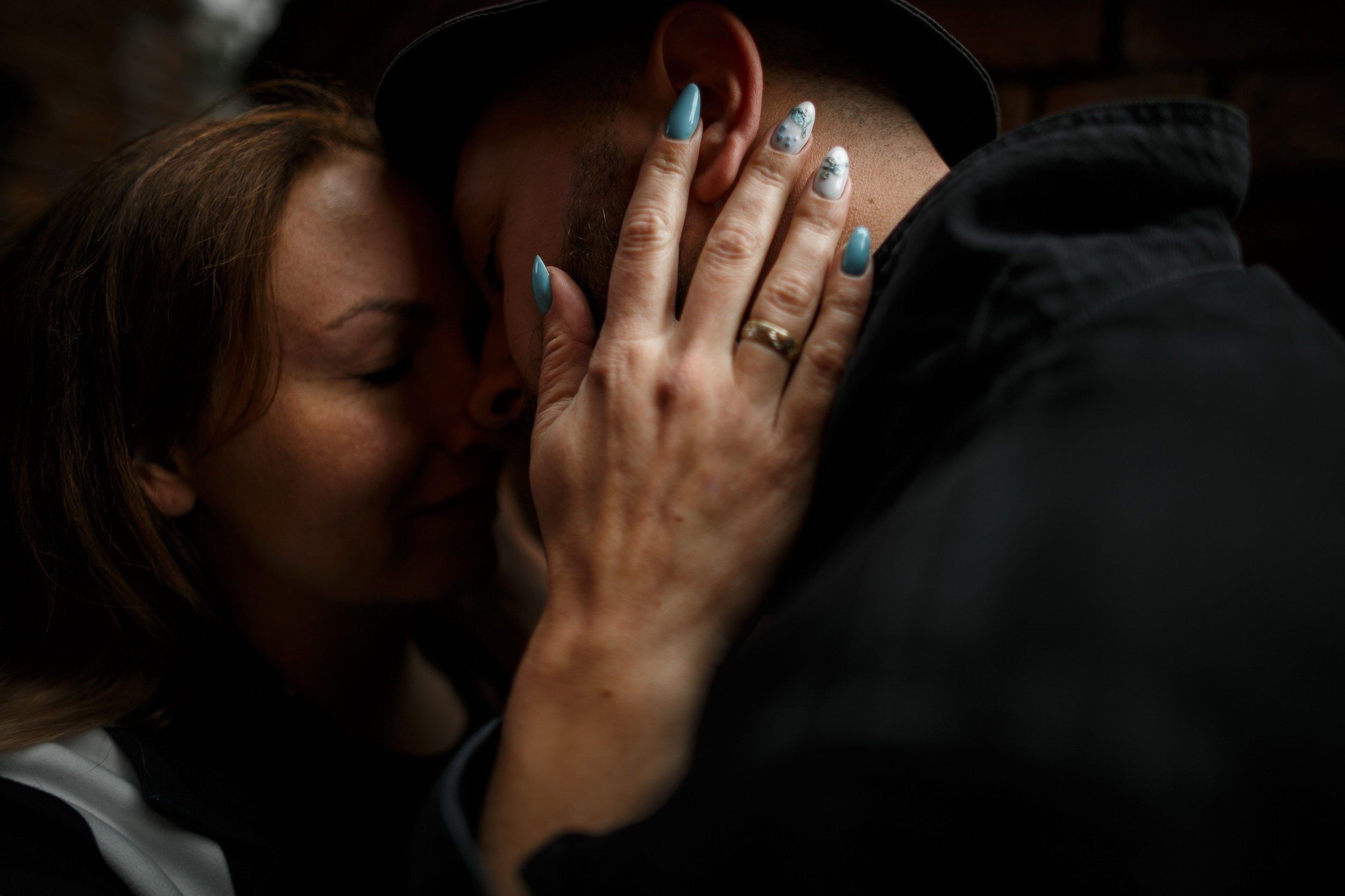 Прогулка пары в Севкабельпорт. Свадебный фотограф Игорь Брундасов 8PHOTO на свадьбу венчание загс СПб