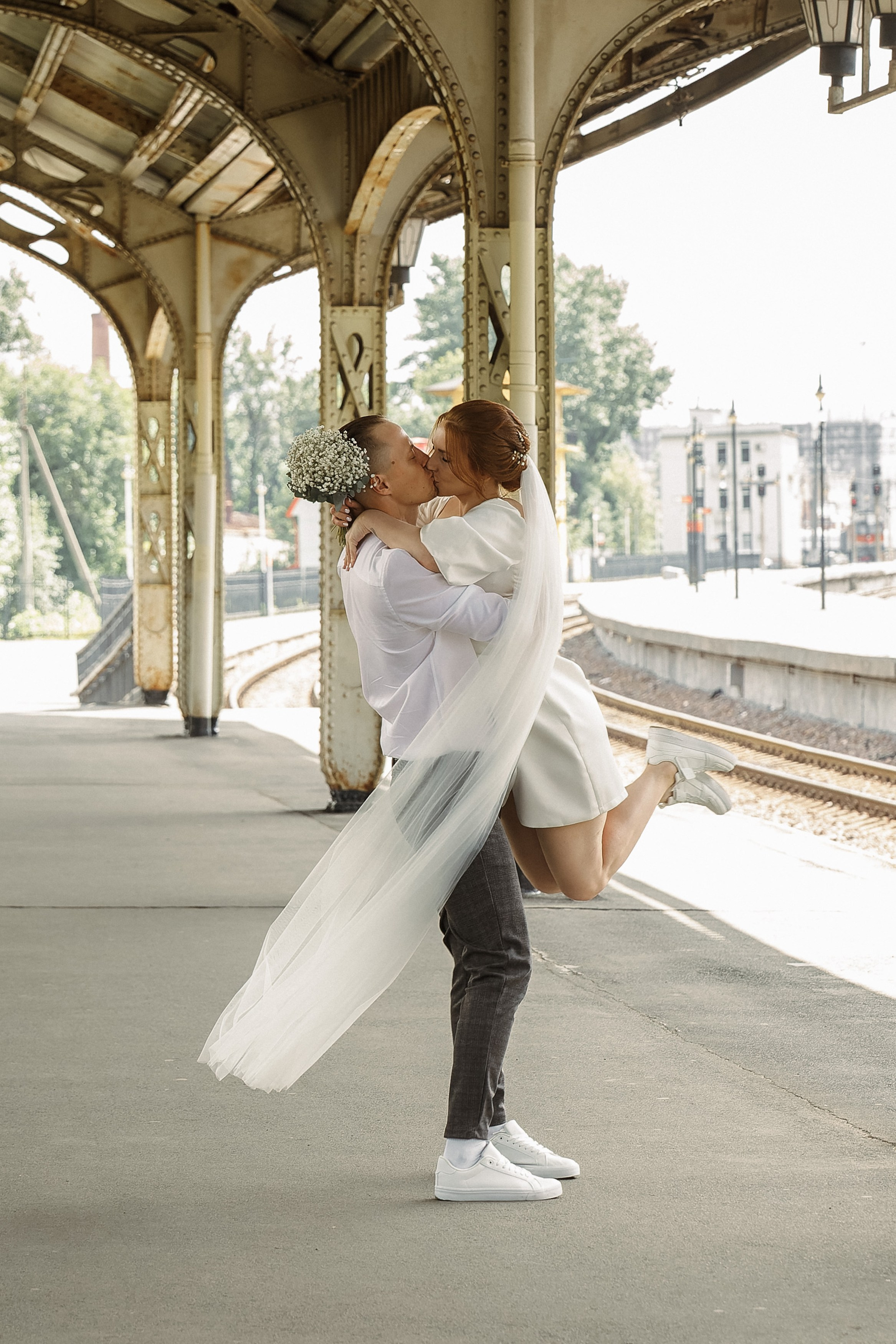 Кристина и Артем — свадебная съемка на Витебском вокзале. Свадебный и портретный фотограф в Санкт-Петербурге Анна Демьянова