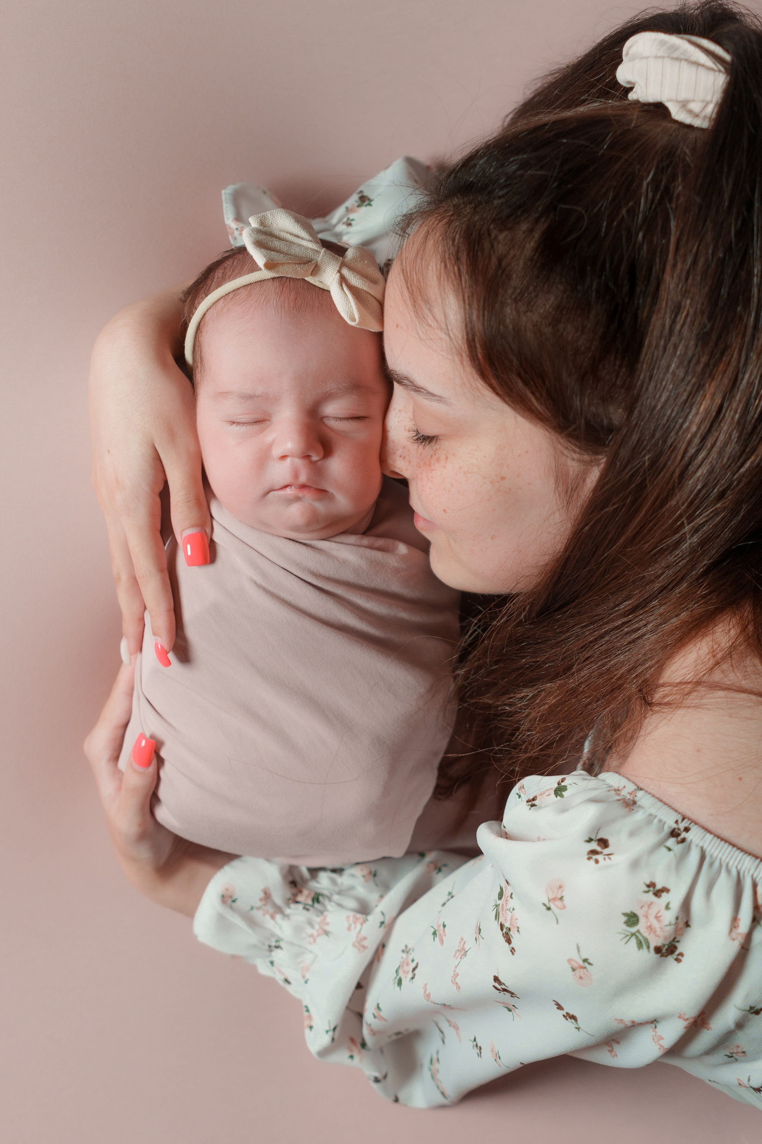 Newborn Мария. Фотостудия для новорожденных и малышей в Твери — На ручки