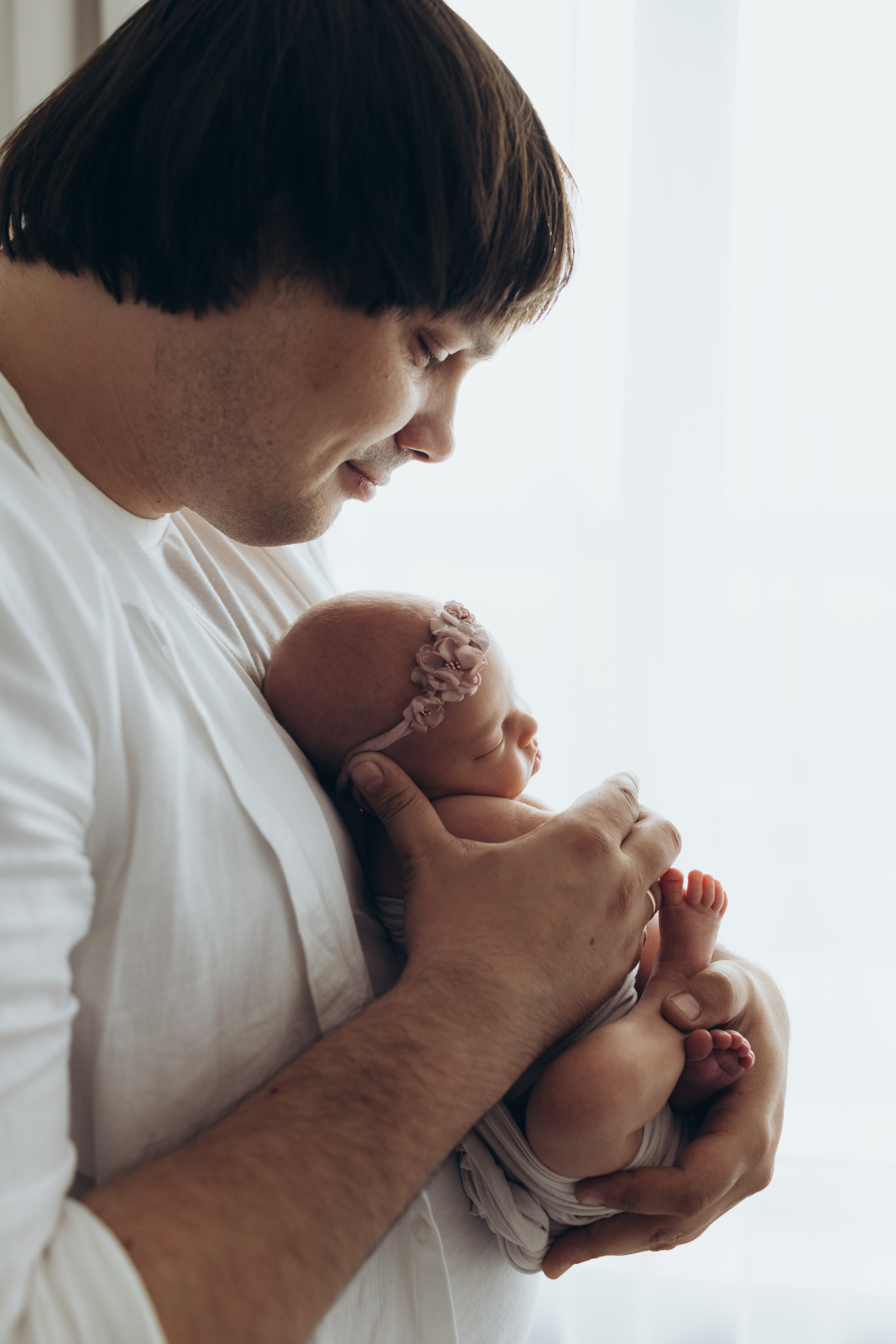 Newborn (фотосессия новорожденных). Фотостудия для новорожденных и малышей в Твери — На ручки