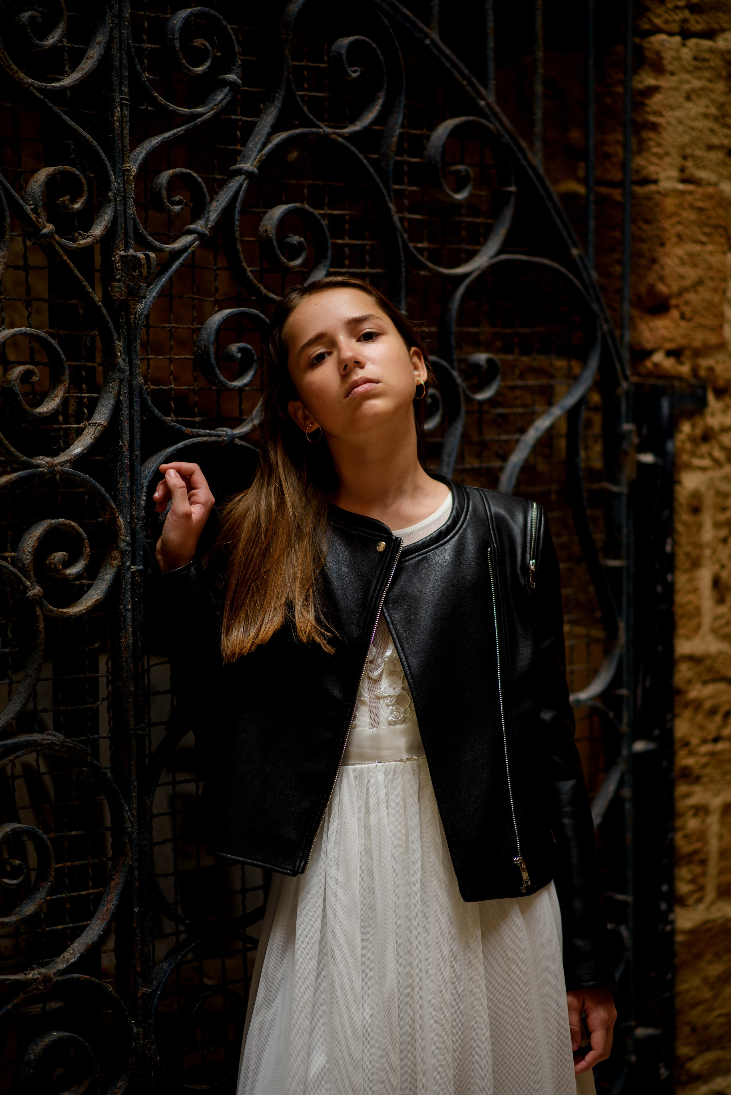  подросток, девочка-подросток, актерское портфолио, фотосессия для подростков, фотограф Москва, детский фотограф Москва, подростковый фотограф , черно-белый портрет, фотосессия в старом городе