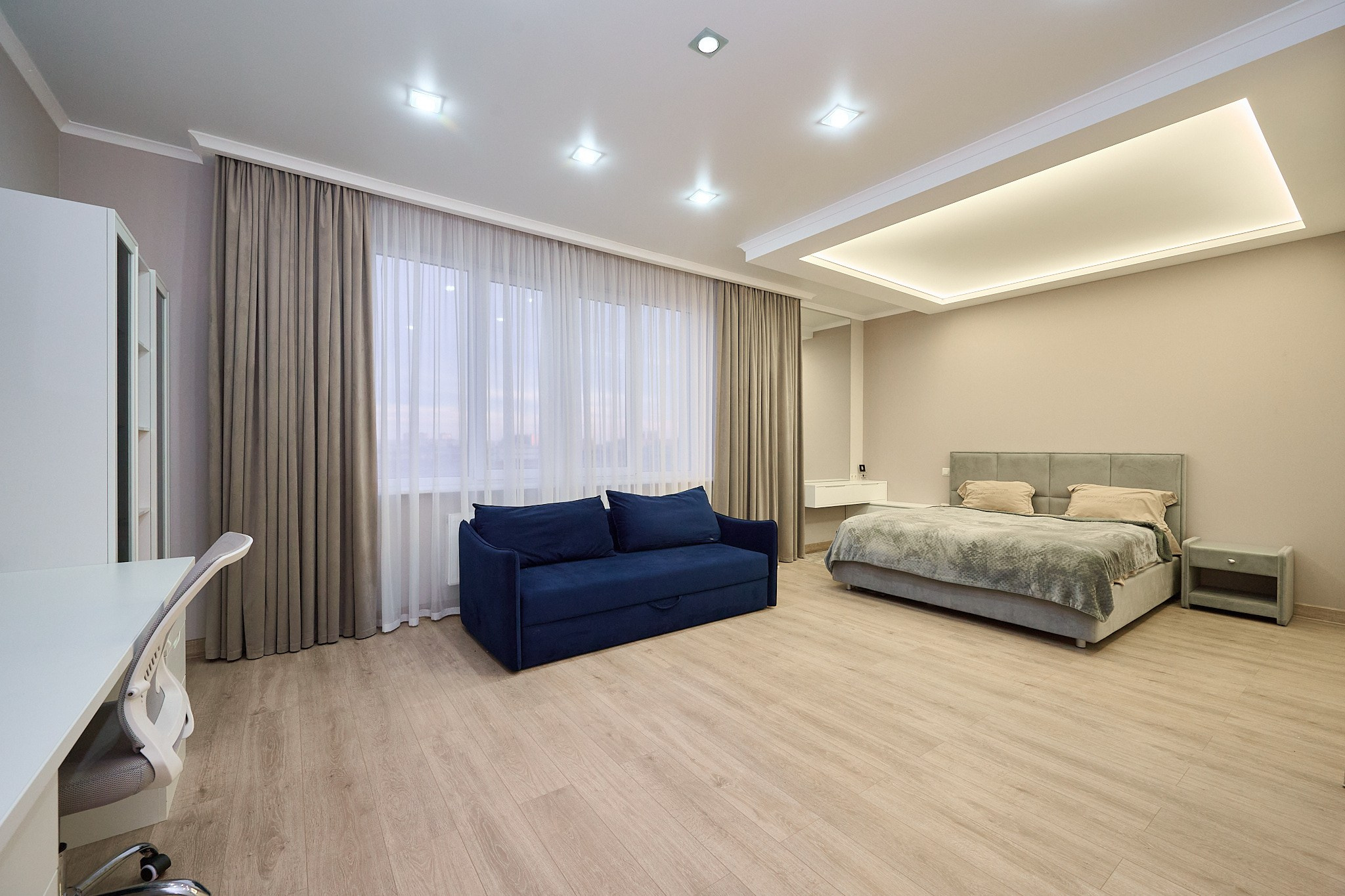 комната с синим диваном светлые оттенки 