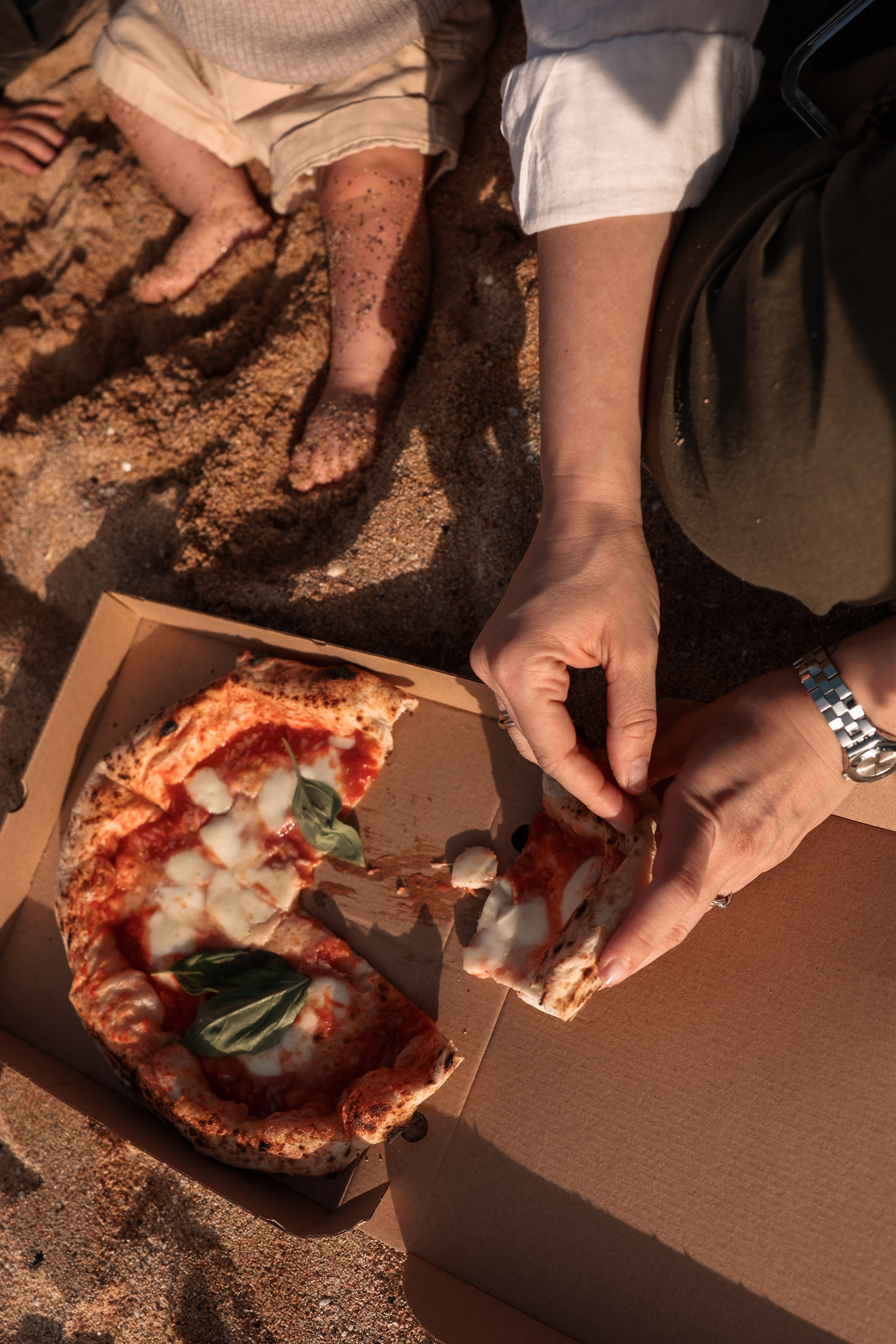 Family pizza at the sea. Natalia Zhuravleva|family, newborn, maternity photographer in Barcelona