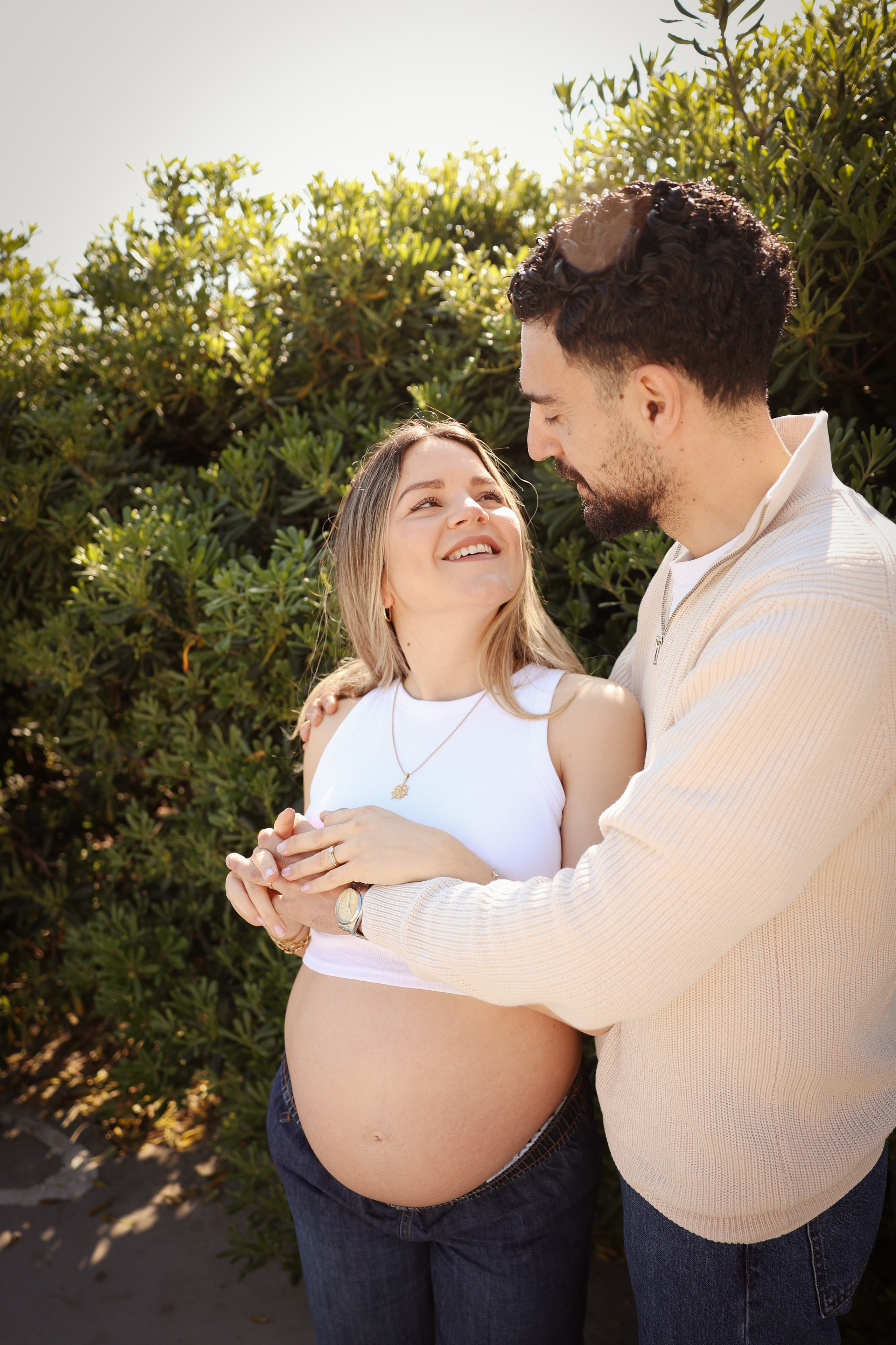 Sunny morning at the sea. Natalia Zhuravleva|family, newborn, maternity photographer in Barcelona
