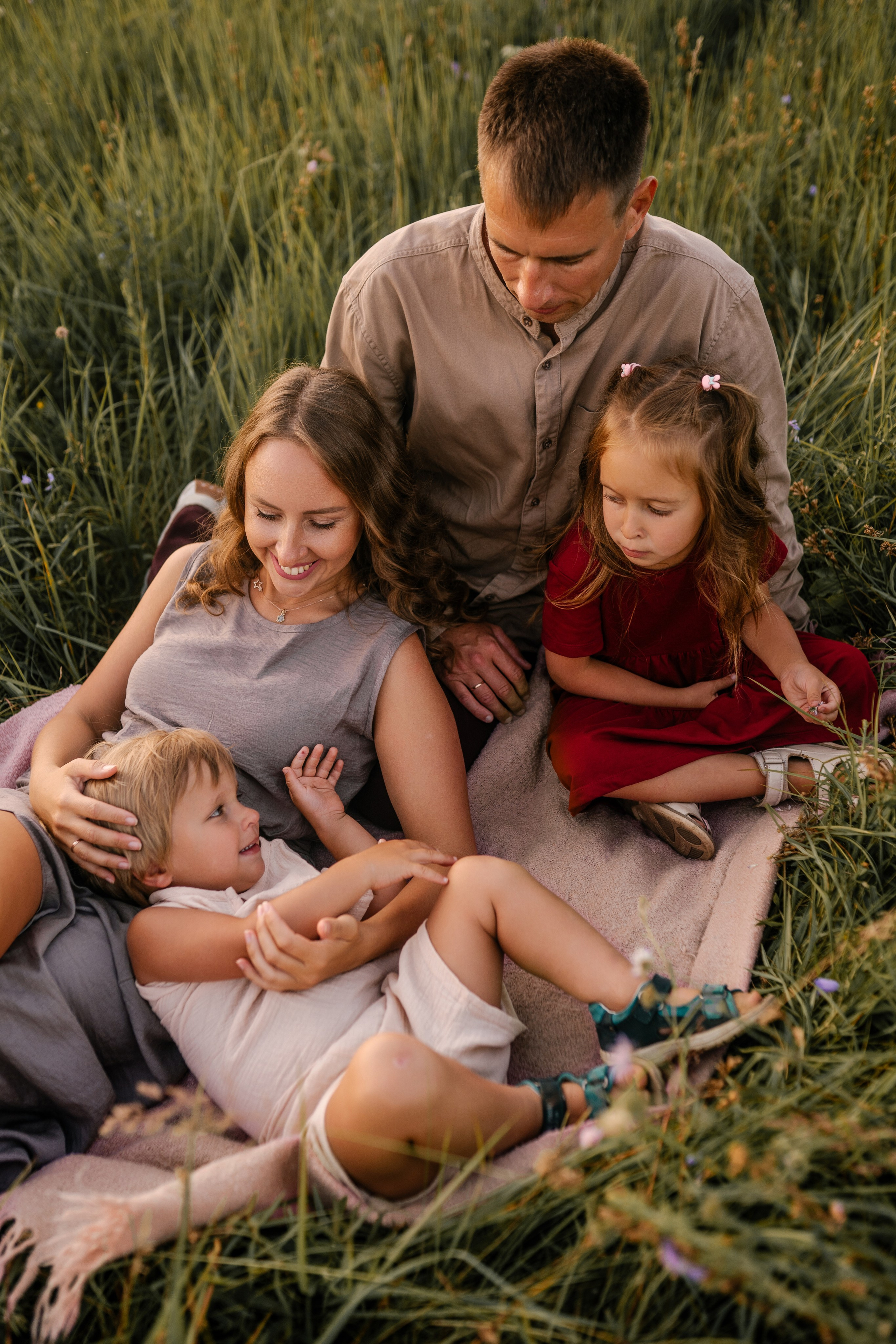 Фотосессия большой семьи в поле