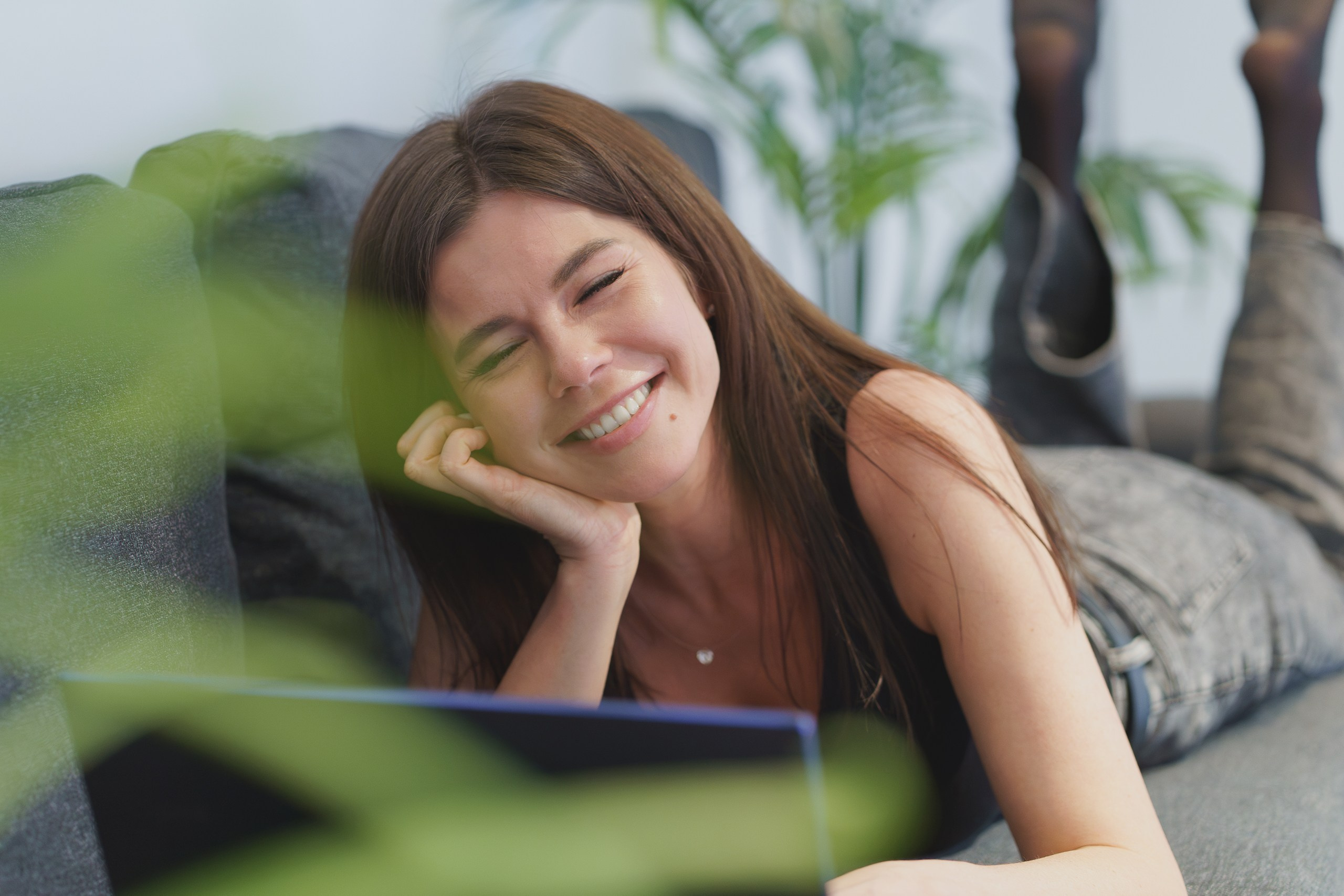 Портреты блогера в стильном формате — фотосессия на диване | Фотосъемка портрета для блогера в Екатеринбурге