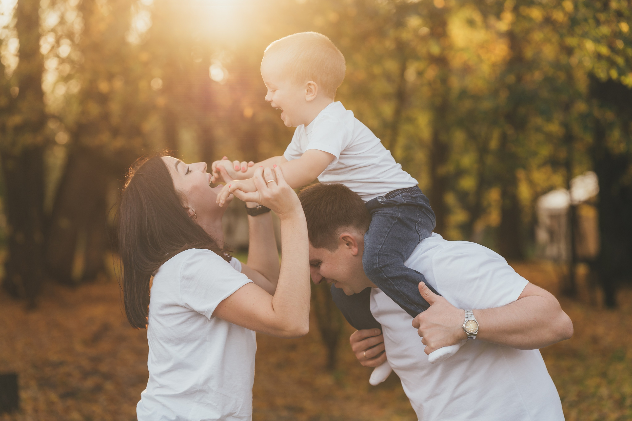 Милая фотография как родители играют с ребенком