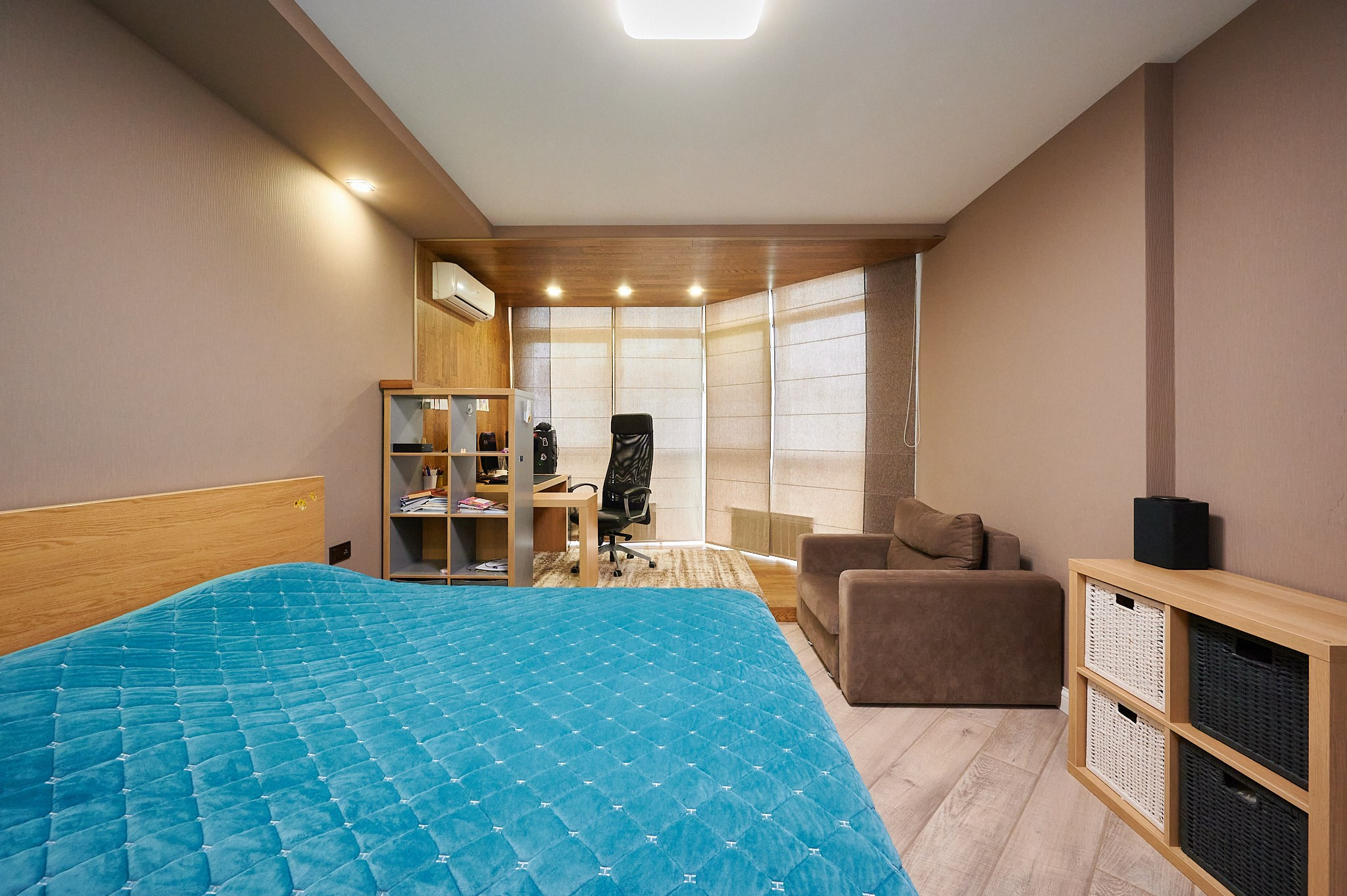 бежевая кровать тумбочка бежевая  коричневый диван 