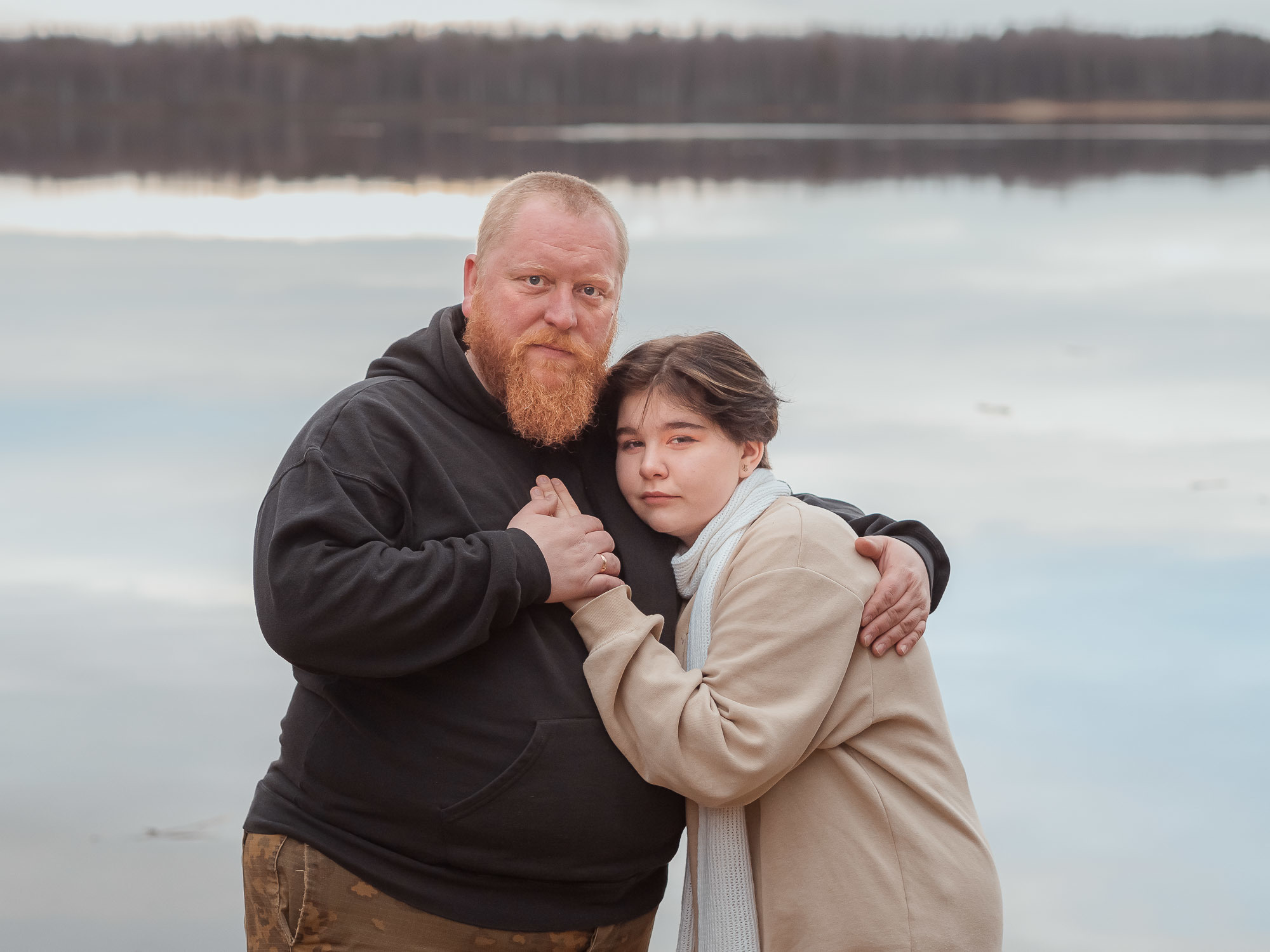 фотосессия папы и дочери, семейные фотосессии с детьми, семейная фотосессия в саду, позы на фотосессии для девушек на природе