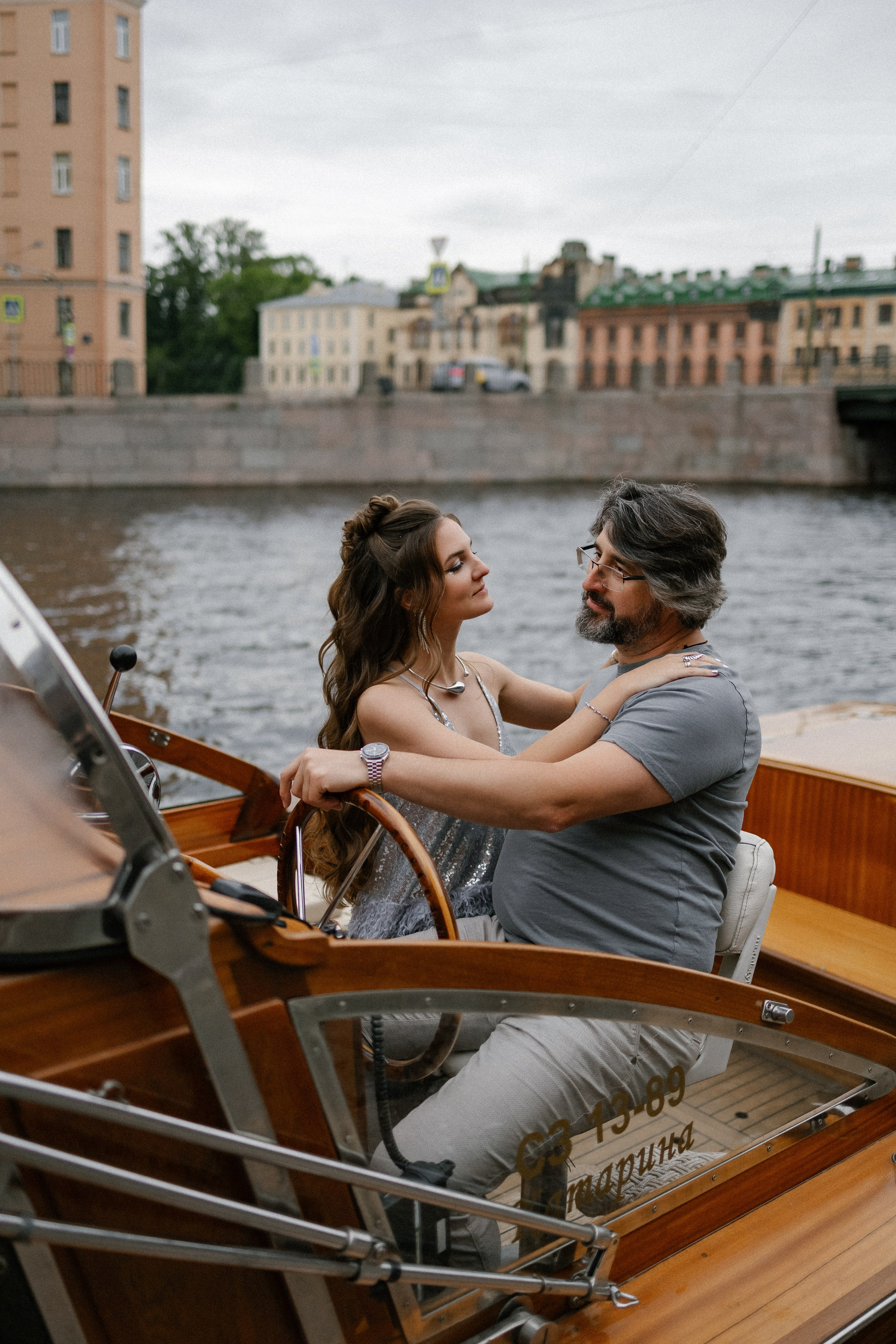 Прогулка на венецианском катере. Свадебный фотограф в Санкт-Петербурге Ксения Кобышева