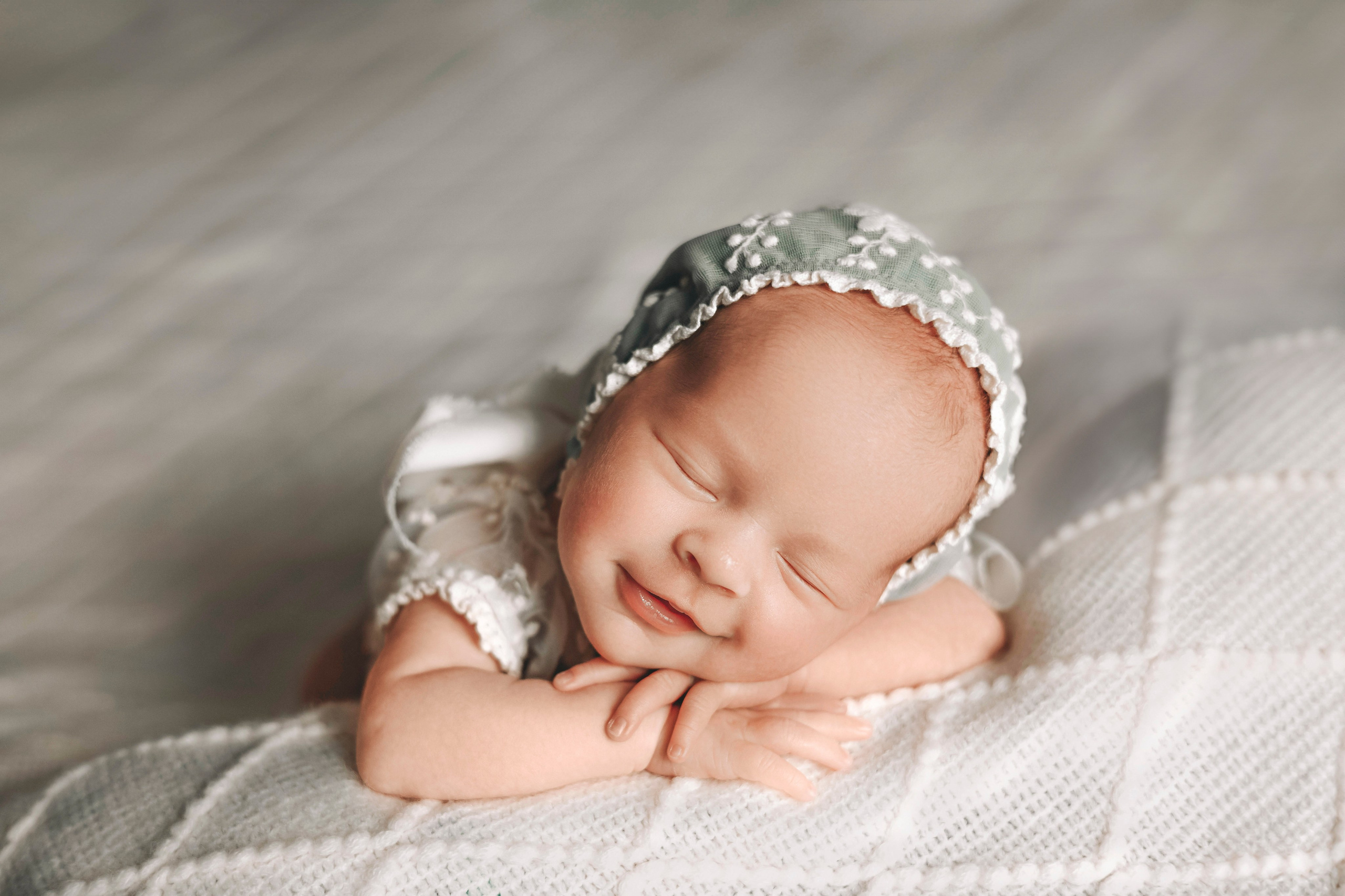 Улыбка младенца на фотосессии