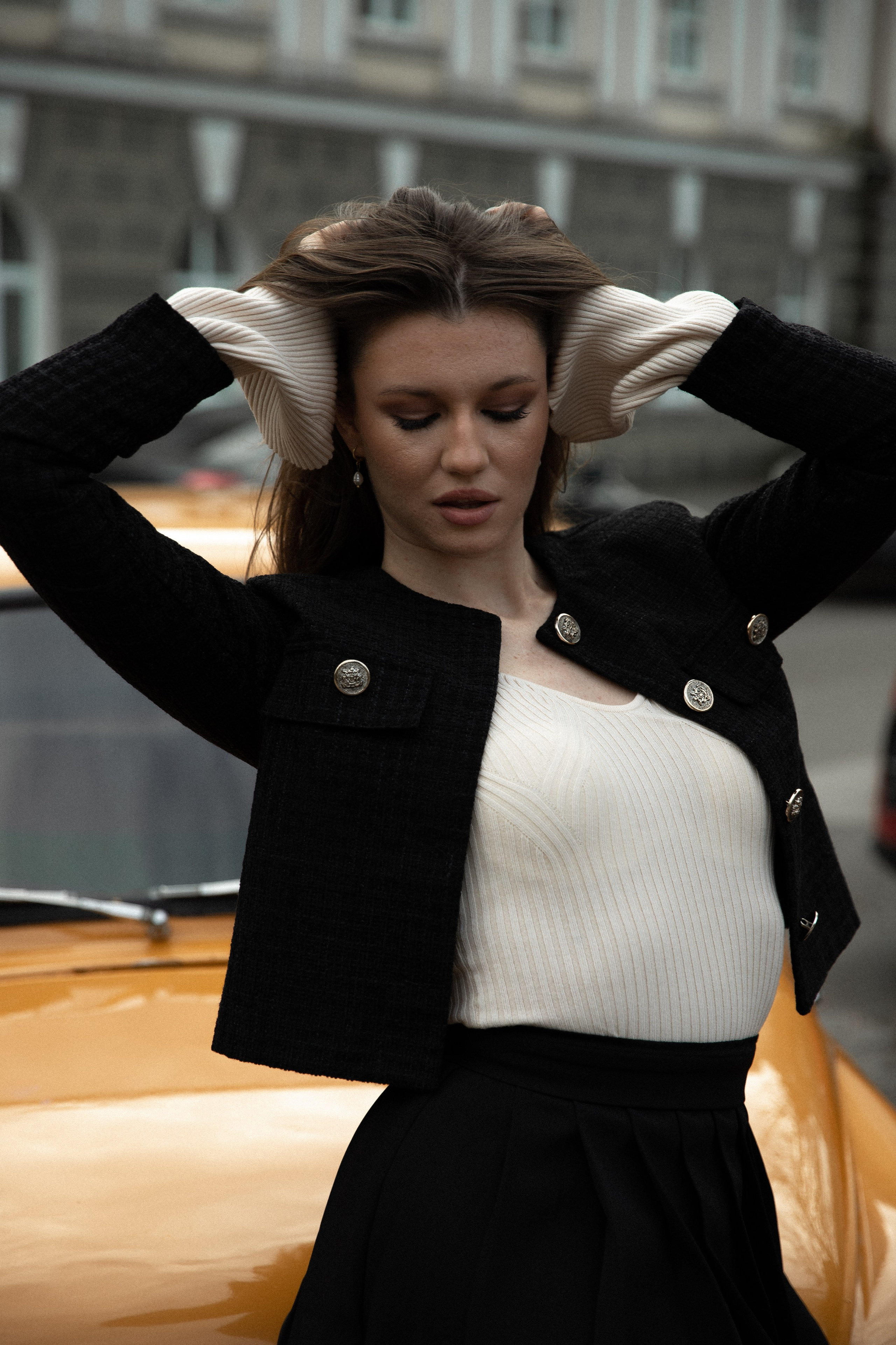 Женская фотосессия с ретро авто. Свадебный фотограф Бакрымова Валентина