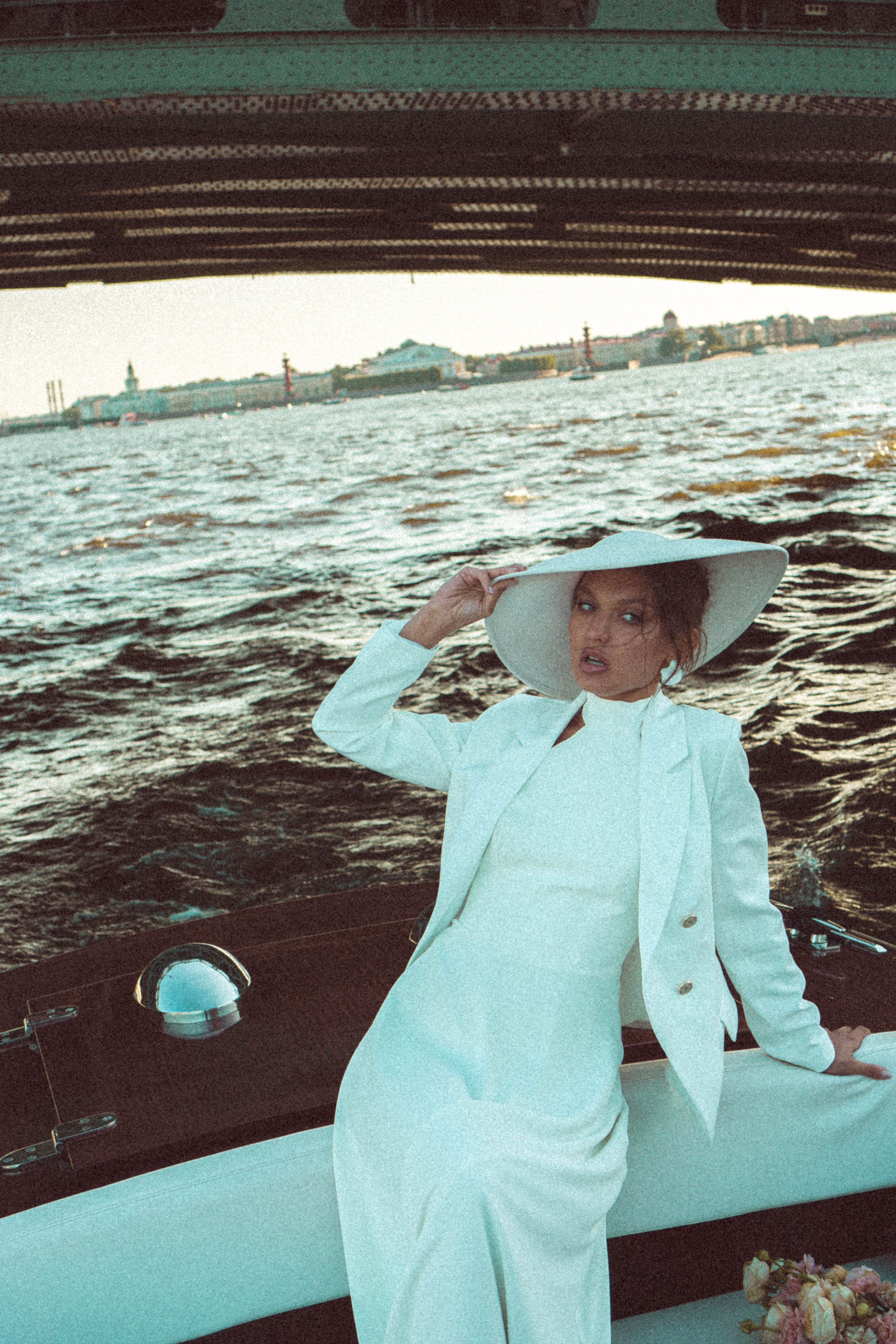 СВАДЕНБНАЯ СЬЕМКА НА КАТЕРЕ ПО КАНАЛАМ САНКТ-ПЕТЕРБУРГА И В АКВАТОРИИ НЕВЫ. Профессиональный фотограф, Санкт-Петербург — Виктория Богомолова