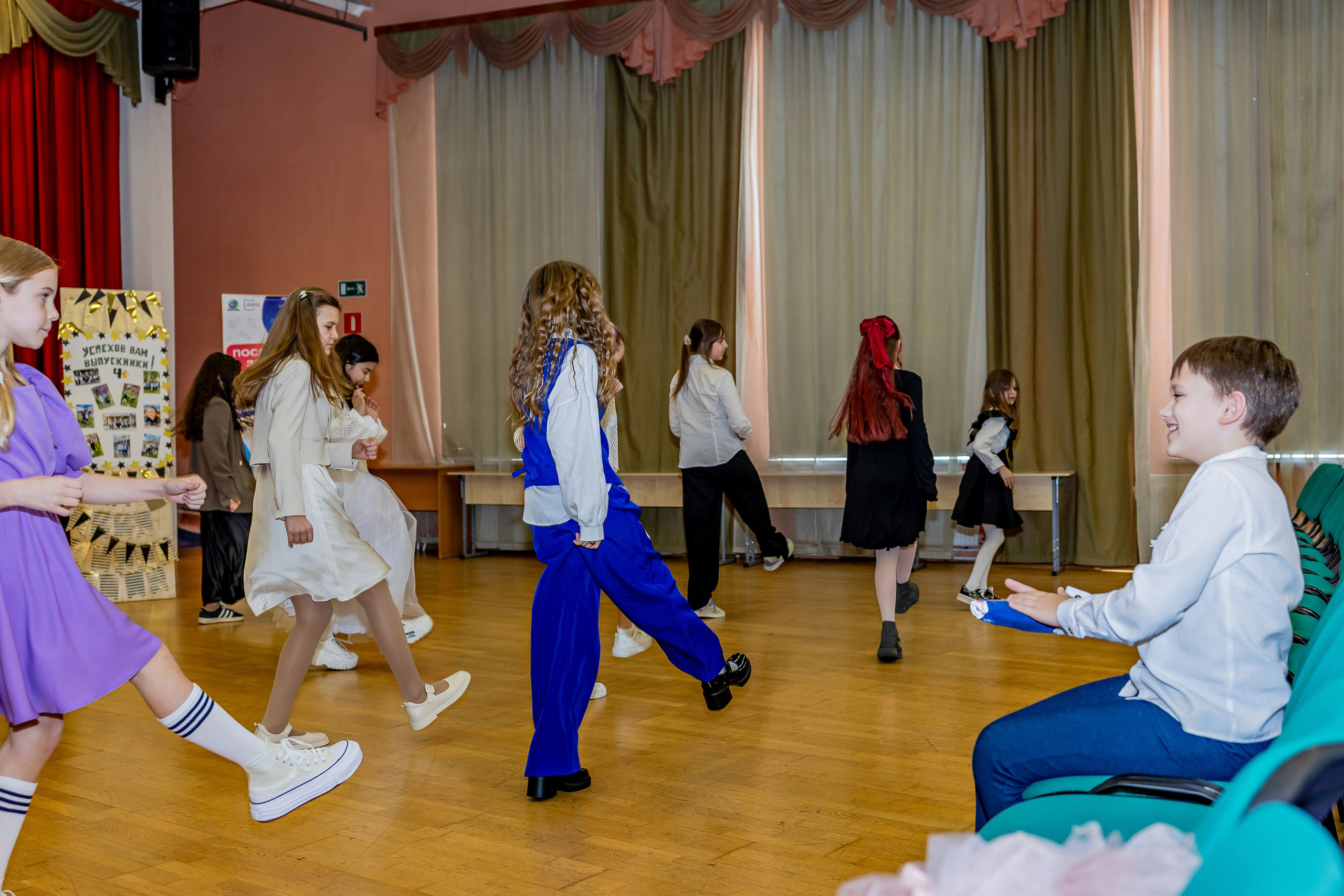 Выпускной праздник в начальной школе. Фотограф и видеограф Москва. Свадебный фотограф, видеограф. Выпускные альбомы. Оживающие альбомы