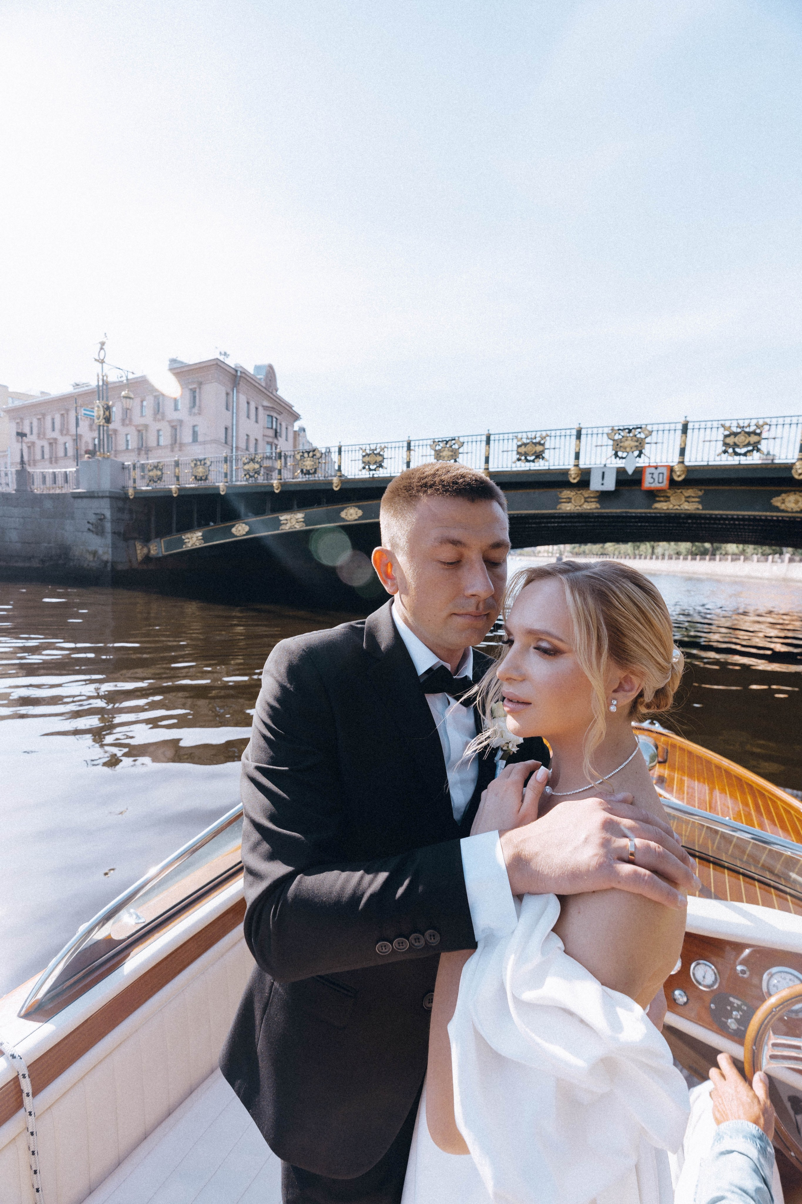 СВАДЕНБНАЯ СЬЕМКА НА КАТЕРЕ ПО КАНАЛАМ САНКТ-ПЕТЕРБУРГА И В АКВАТОРИИ НЕВЫ. Профессиональный фотограф, Санкт-Петербург — Виктория Богомолова