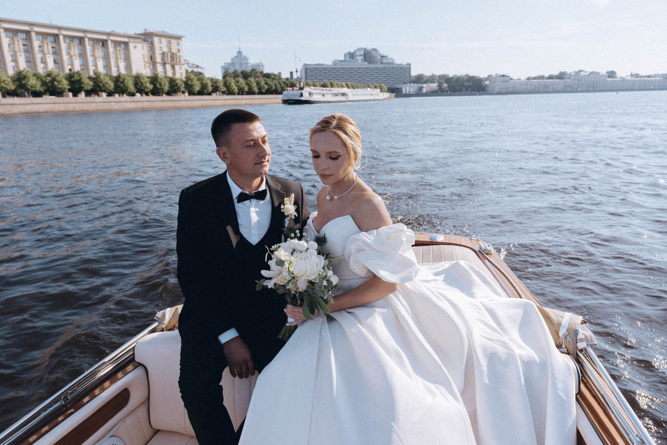 СВАДЕНБНАЯ СЬЕМКА НА КАТЕРЕ ПО КАНАЛАМ САНКТ-ПЕТЕРБУРГА И В АКВАТОРИИ НЕВЫ. Профессиональный фотограф, Санкт-Петербург — Виктория Богомолова