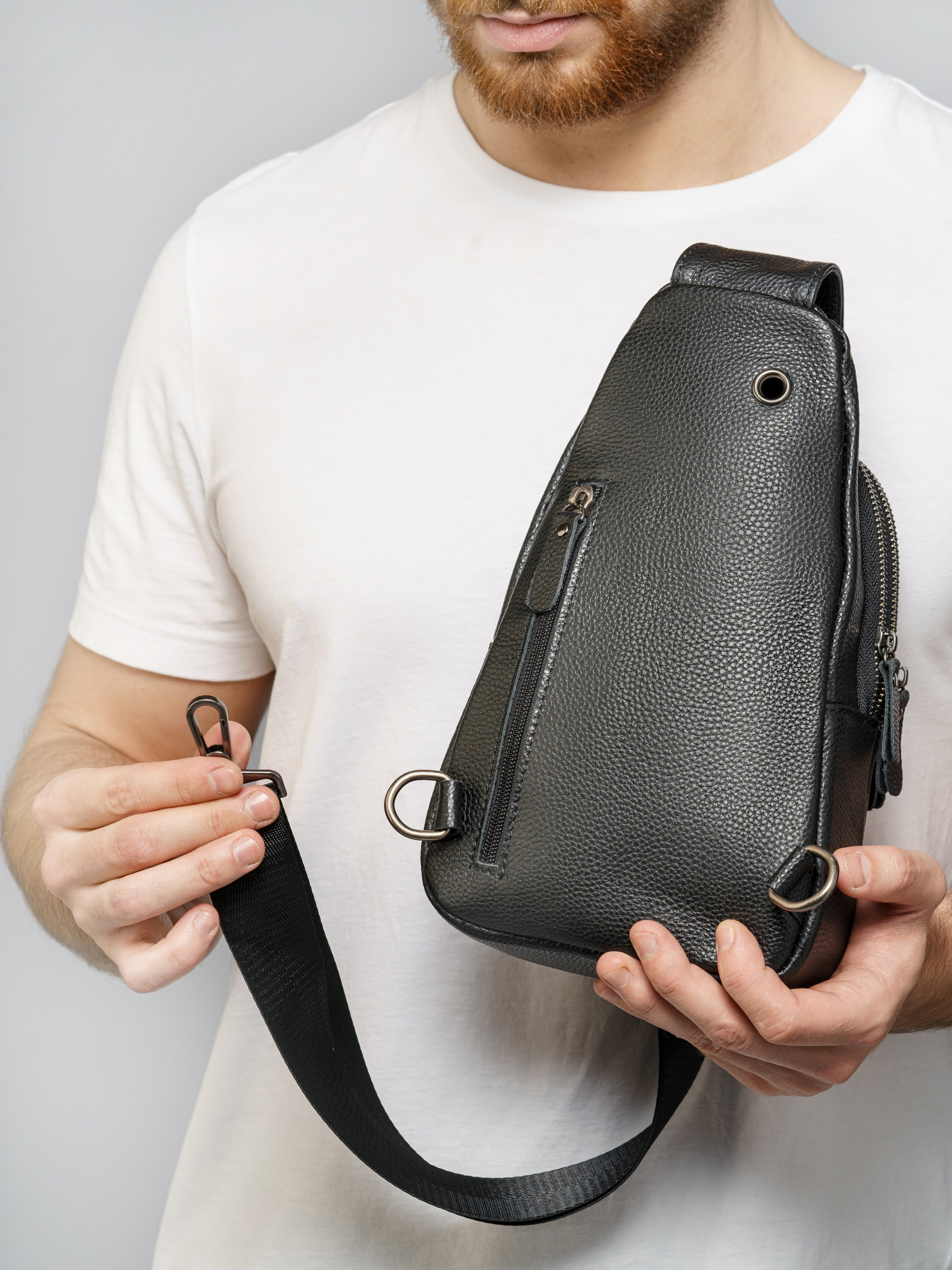 Сумки-бананки, модель Кирилл. KED Production — продакшн из СПб. Создаём фото, видео и контент, который помогает брендам и селлерам продавать больше