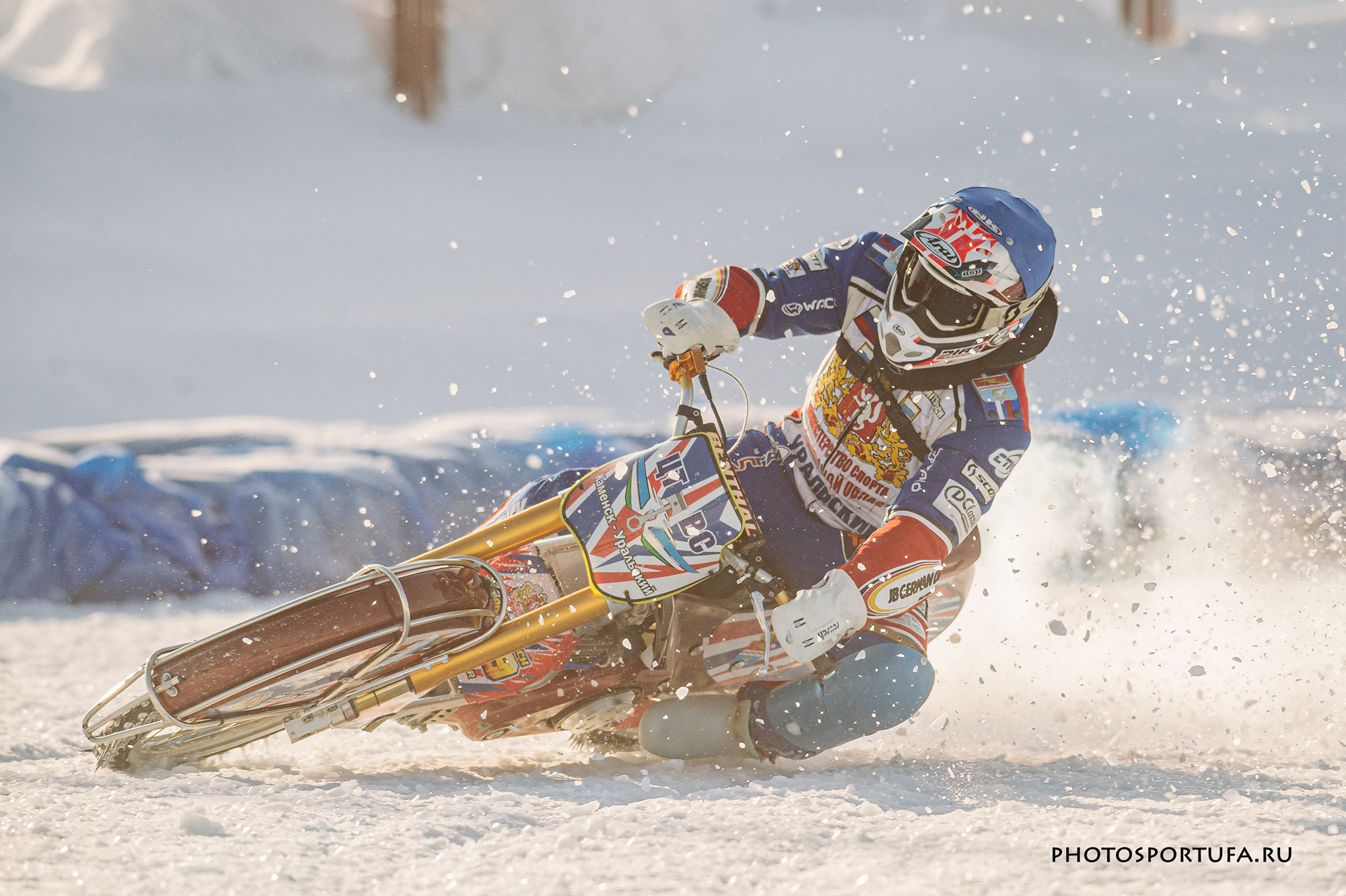 Мотогонку на льду. Спортивный фотограф в Уфе Евгений Буров