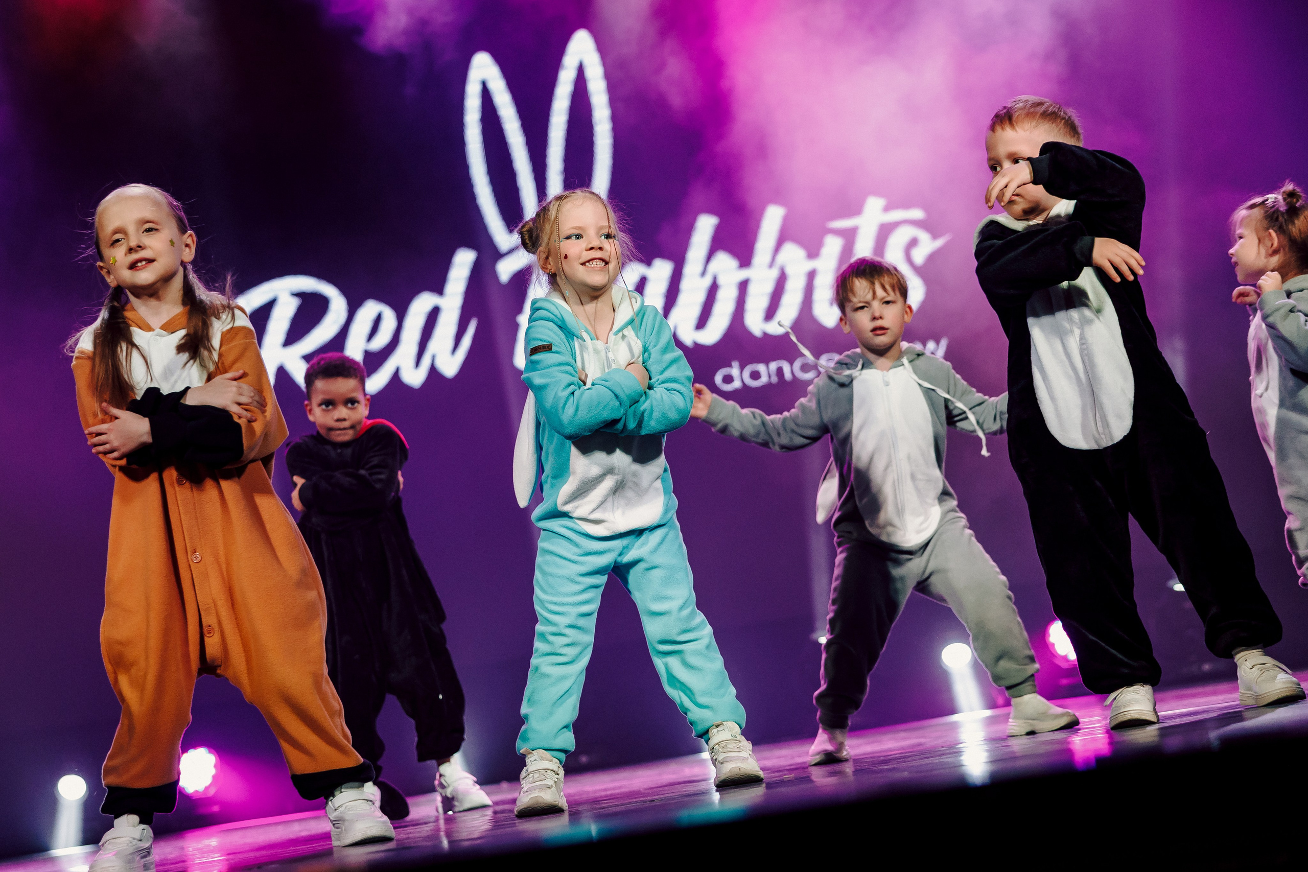 Отчётный концерт танцевальной школы «Red Rabbits» 2025. Лёшка Варзегов — фотограф