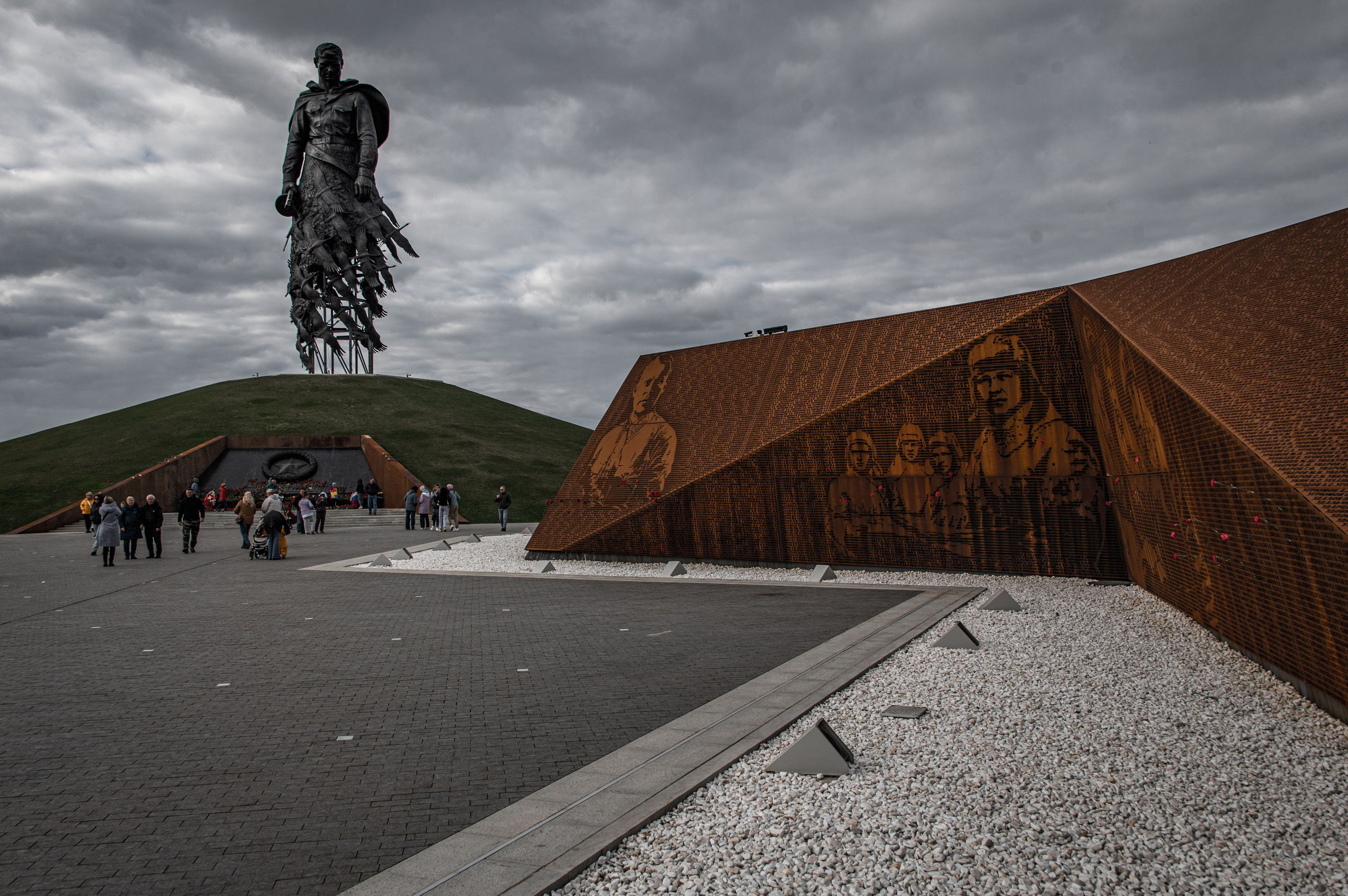 Ржевский мемориал, памятник советскому солдату в Ржеве. Ржевский памятник фото
