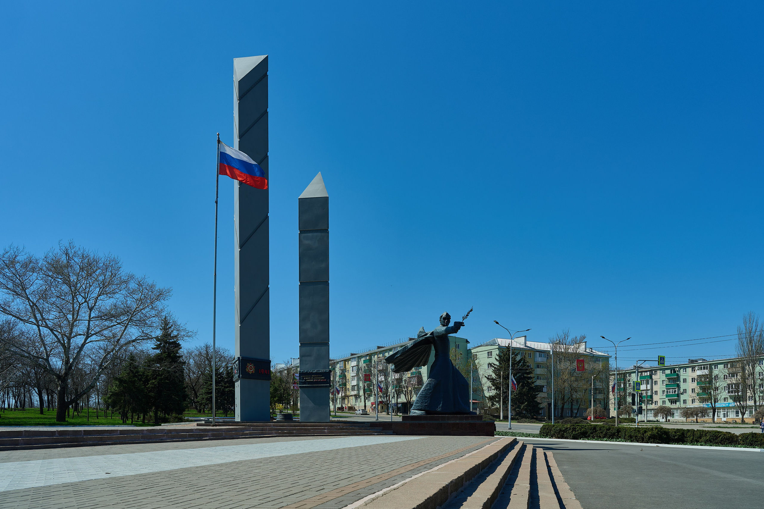 Уличные фотографии Мариуполя. Мариуполь 2024. Весенний Мариуполь. Фотограф Роман Адлер.