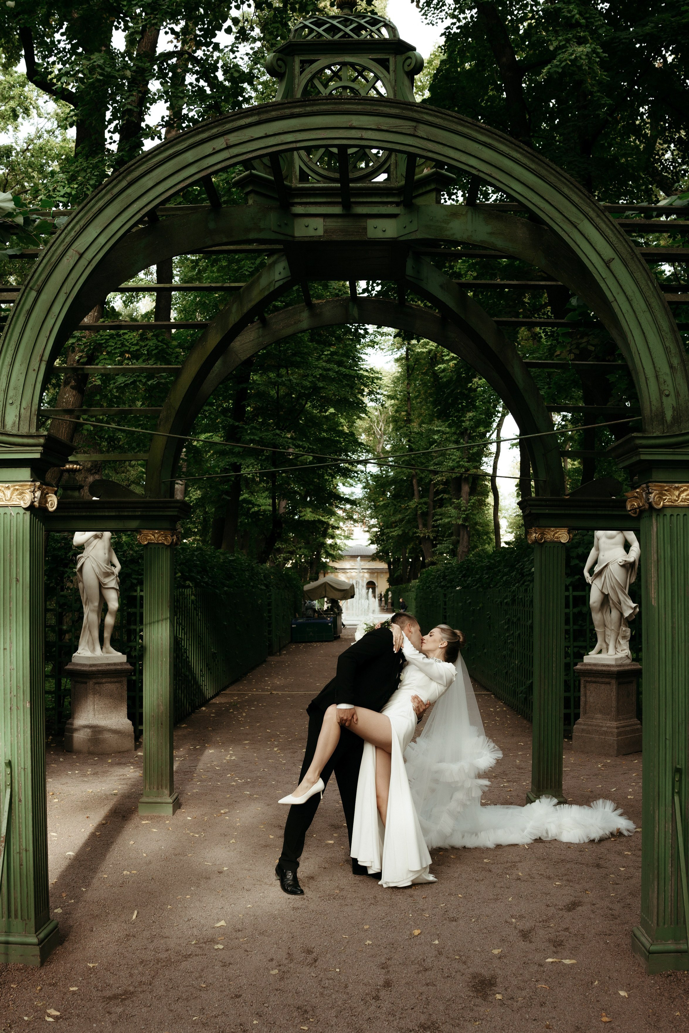 Однажды в летнем саду. Свадебный фотограф в Петербурге Таша Вайб