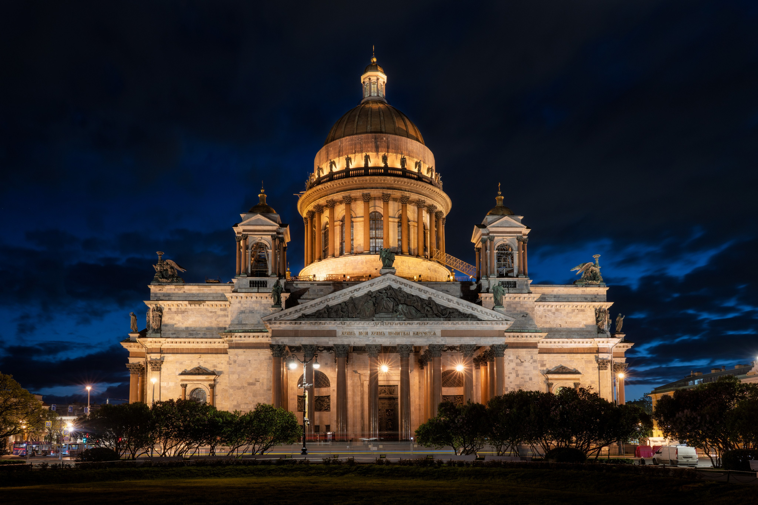 Исаакиевский собор в ночном освещении