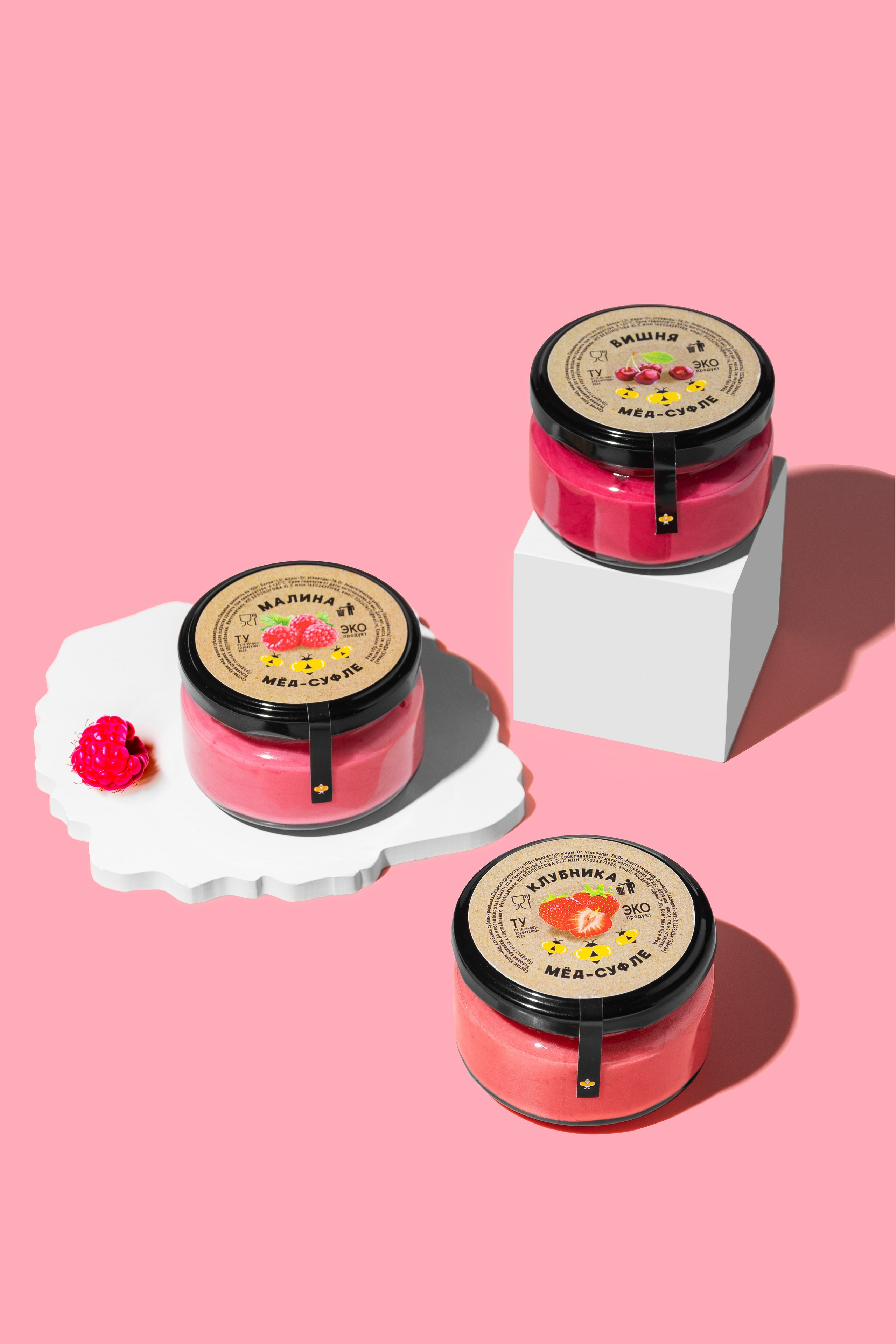 Три баночки меда-суфле на розовом фоне