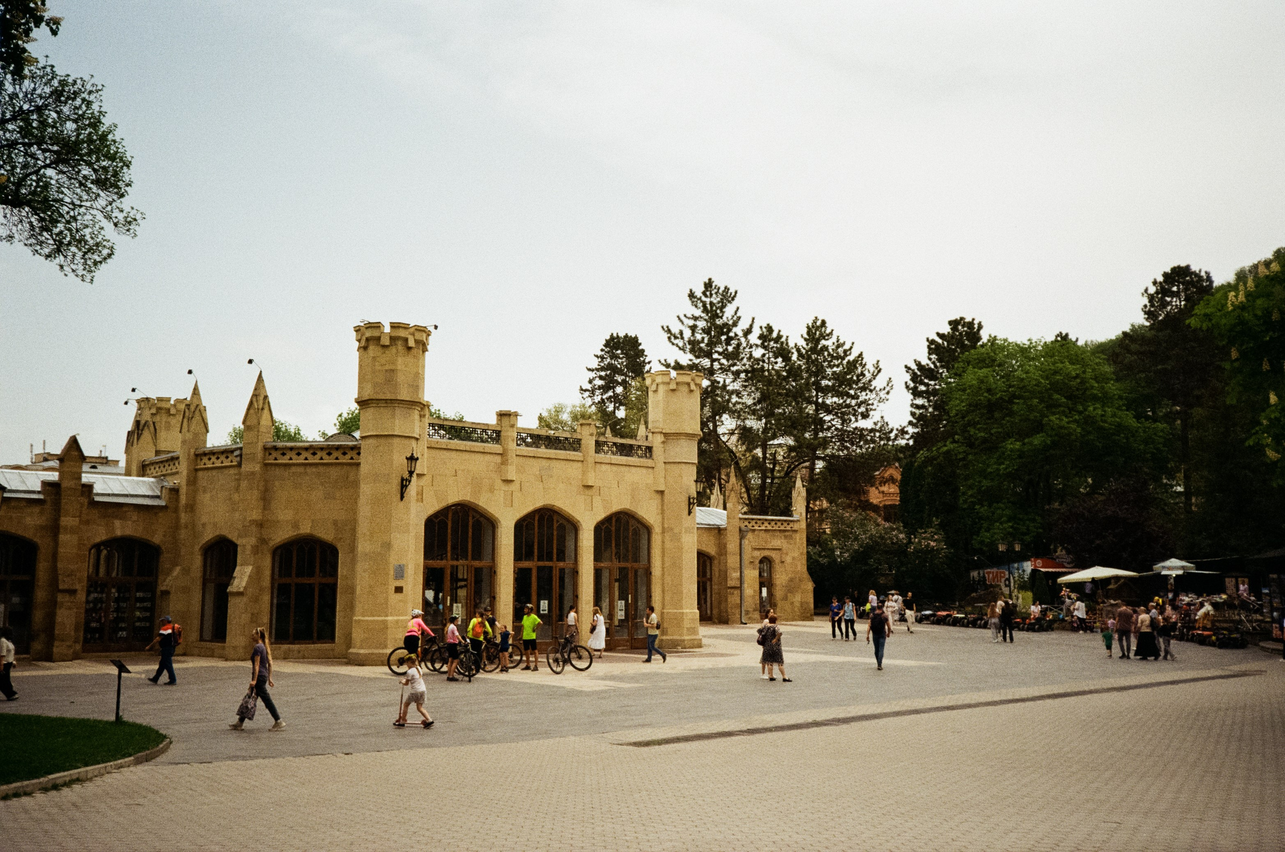 Дворик на Гагарина и Нарзанная галерея. Аллеи Кисловодска. Фотограф-документалист Мария Осокина