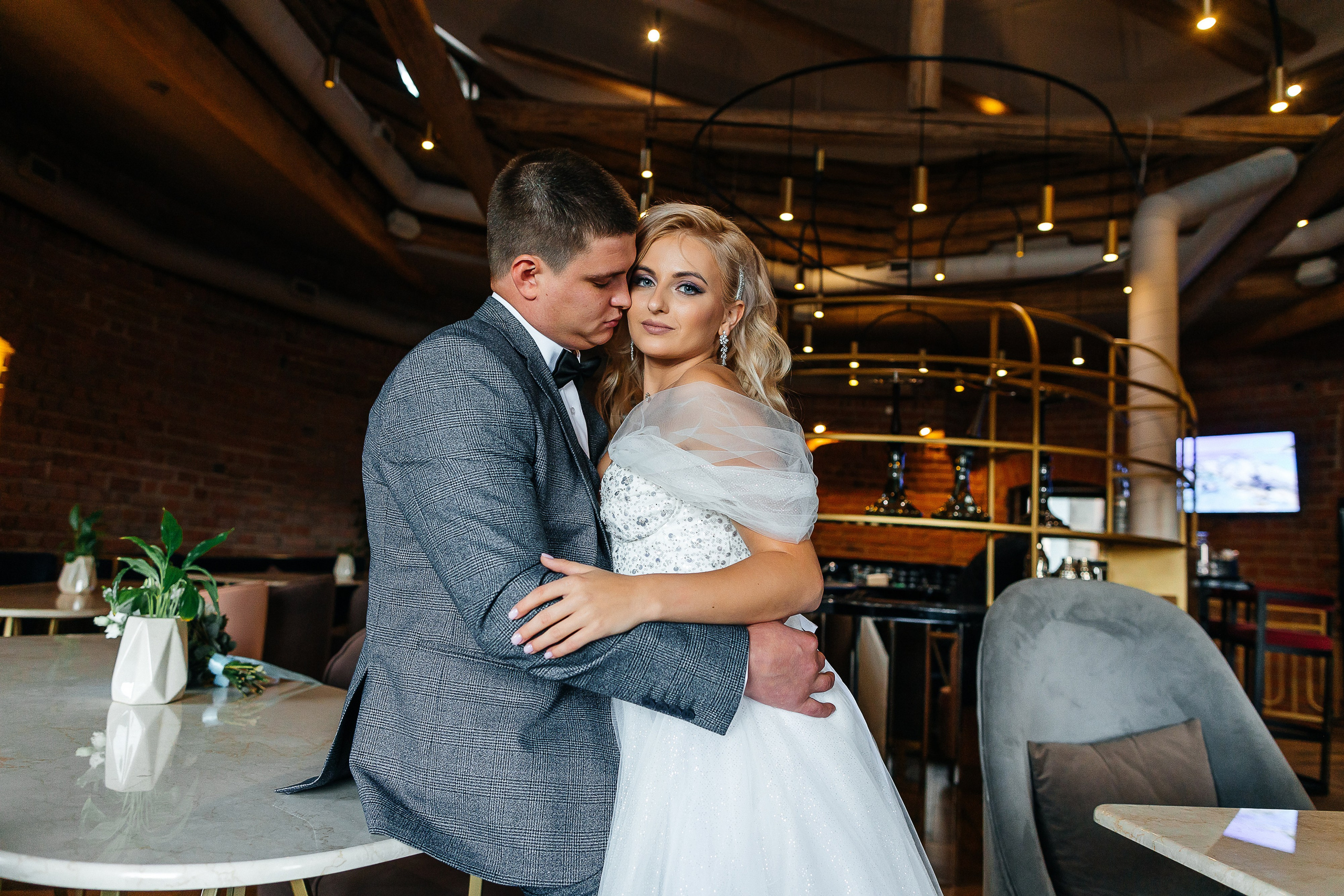 Стильная фотосессия пары в интерьерах ресторана. Олег Сверчков | Свадебный фотограф Вологда