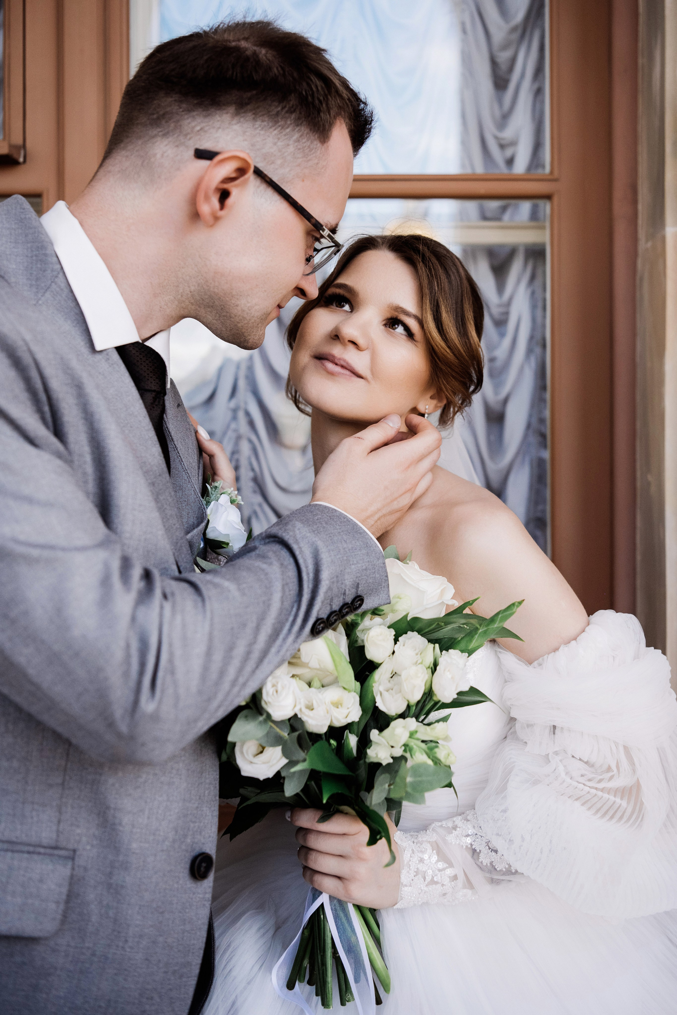 Взгляд с любовью — жених склонился к невесте в свадебный день