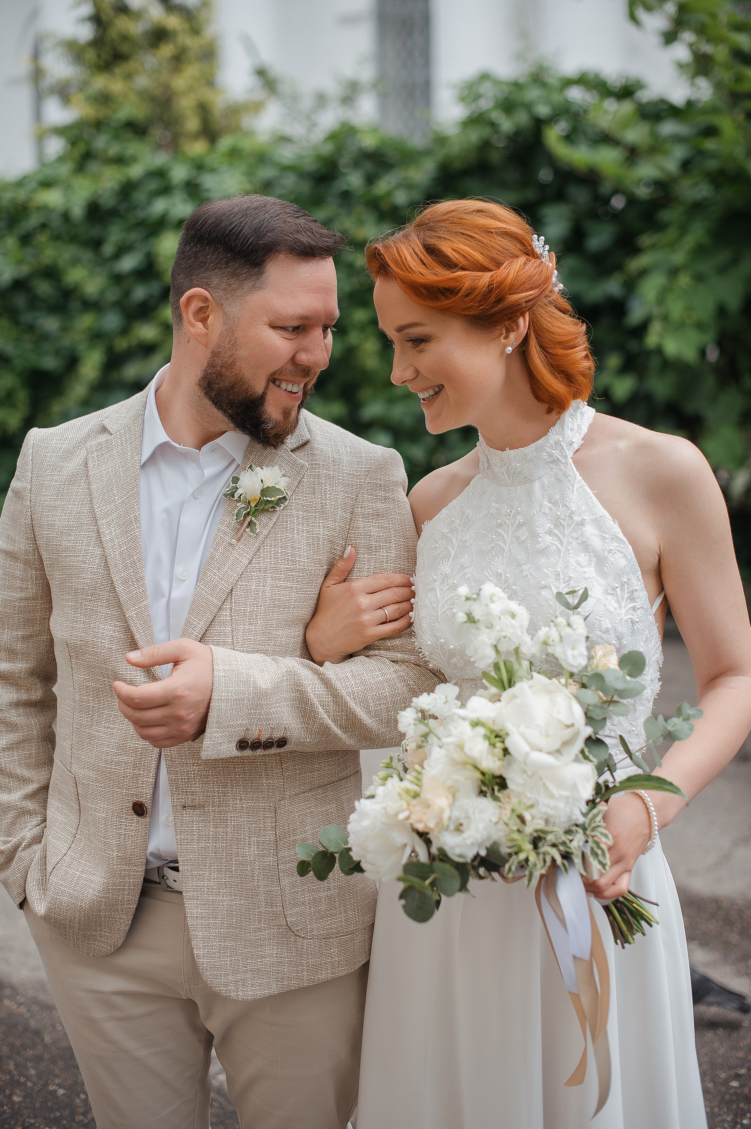 Теплые объятия семейных взглядов