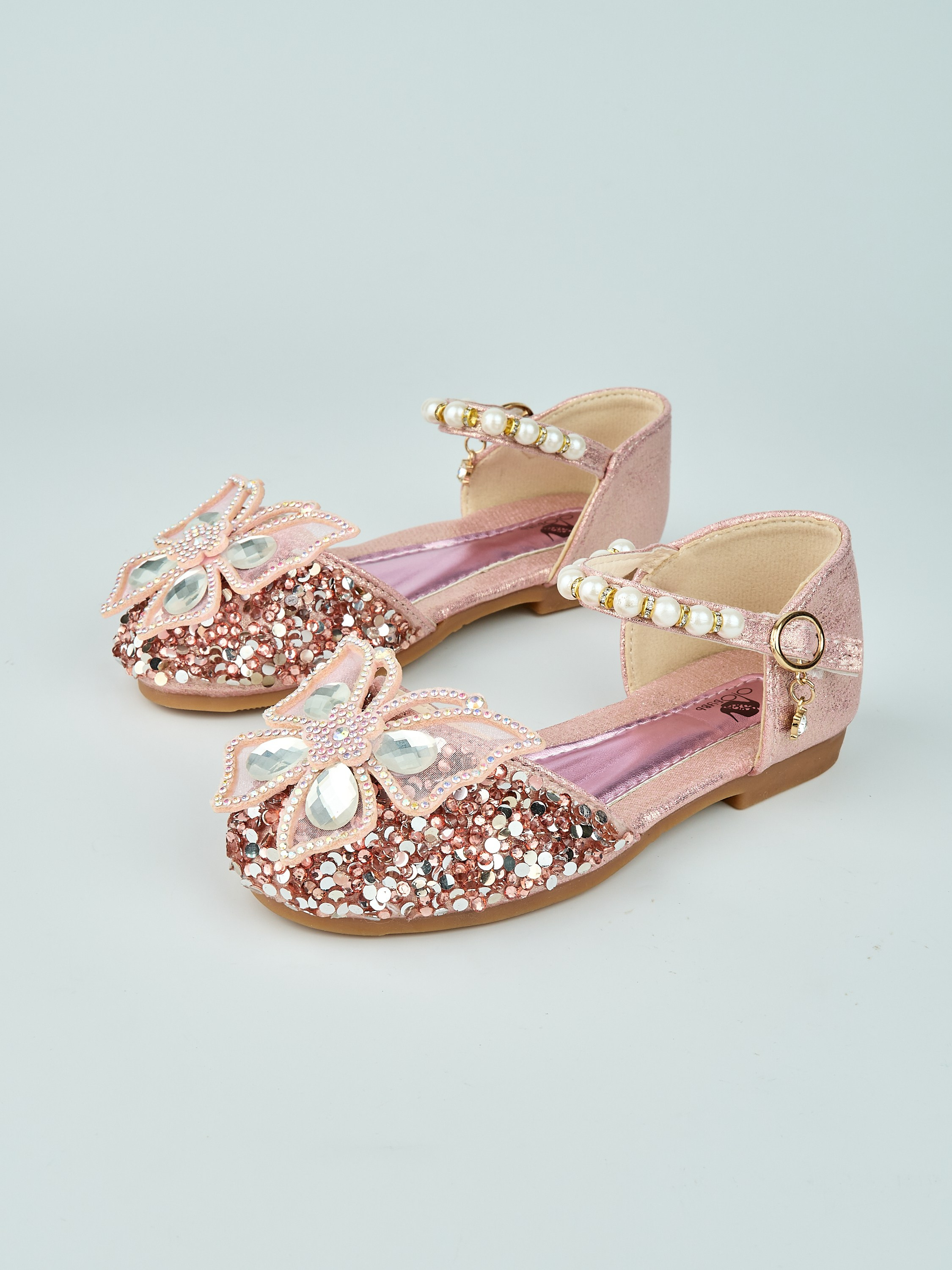 Каталожная фотосъёмка детских туфель для Wildberries