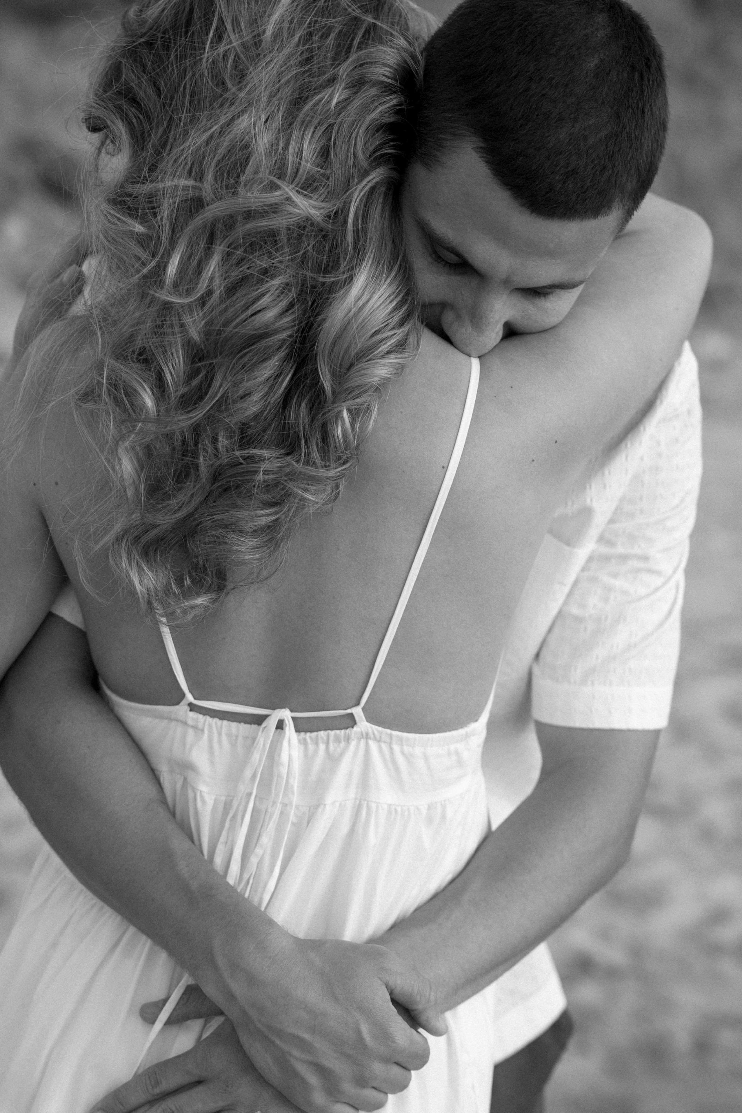 Pregnancy photoshoot near the sea (cloudy weather). Главная