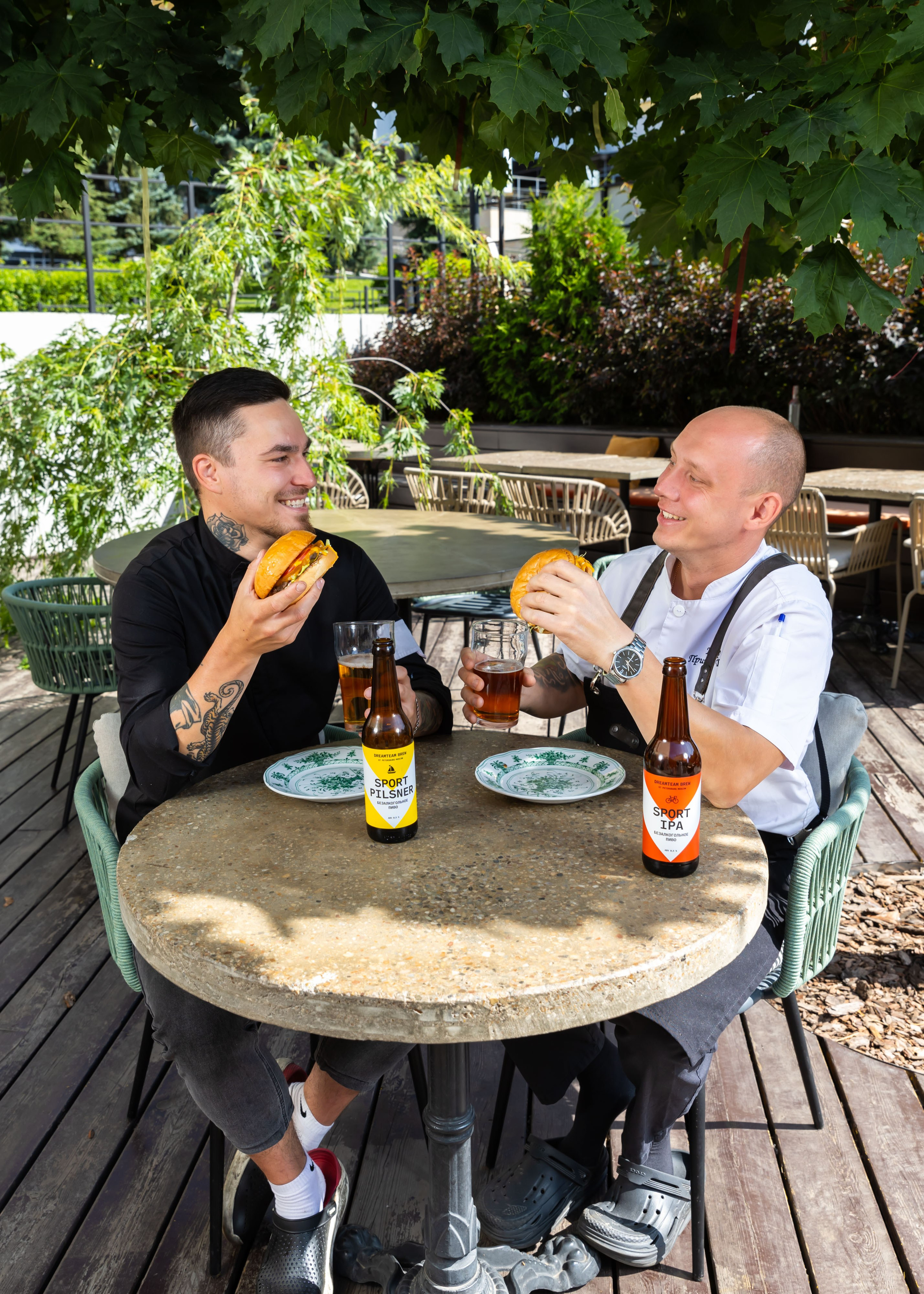 28.07.2025 Нино играет в домино, фото с бургерами. ФОТОГРАФ ВИНОГРАДОВА ДАРЬЯ