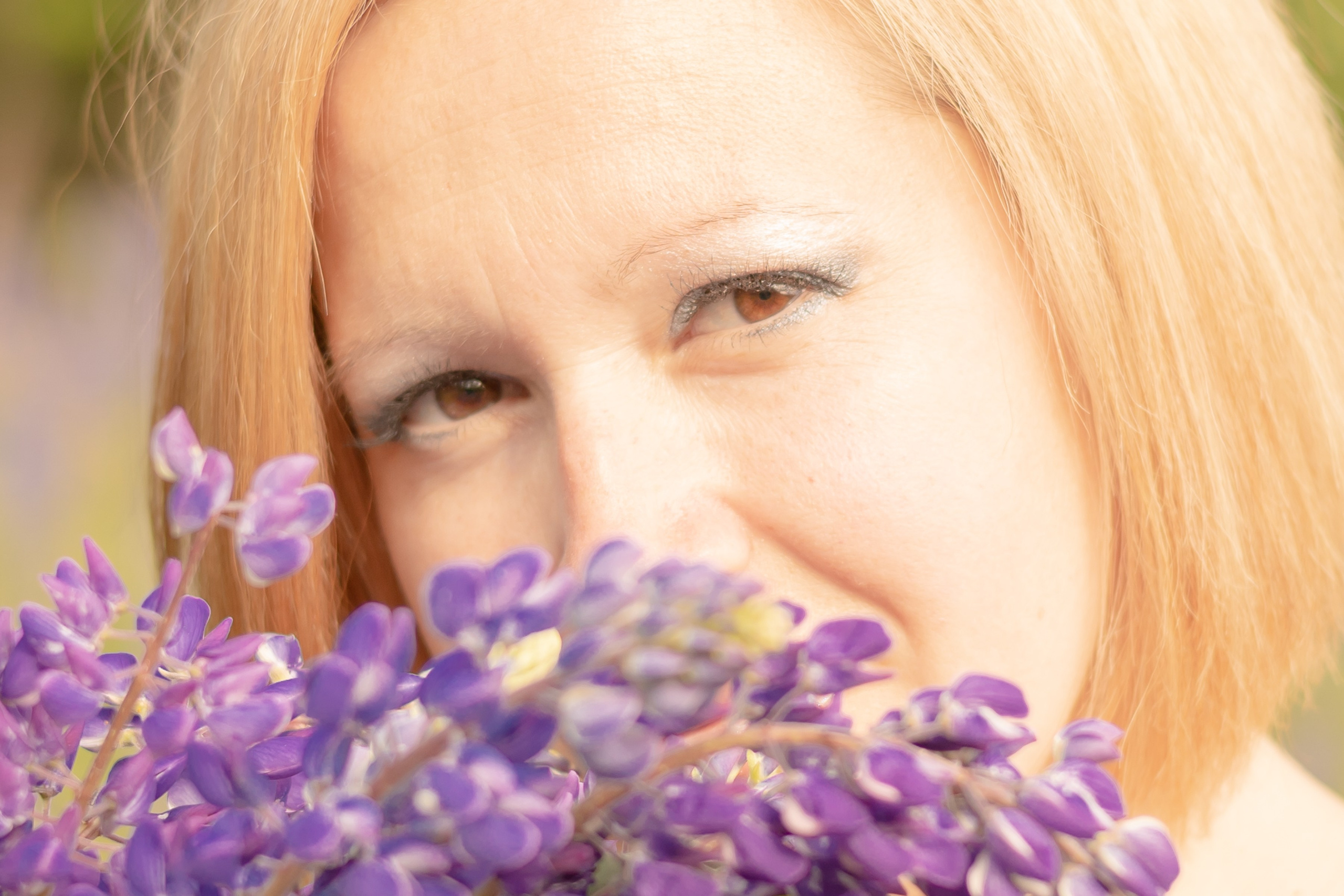 Девушка держит в руке ветку люпина, 