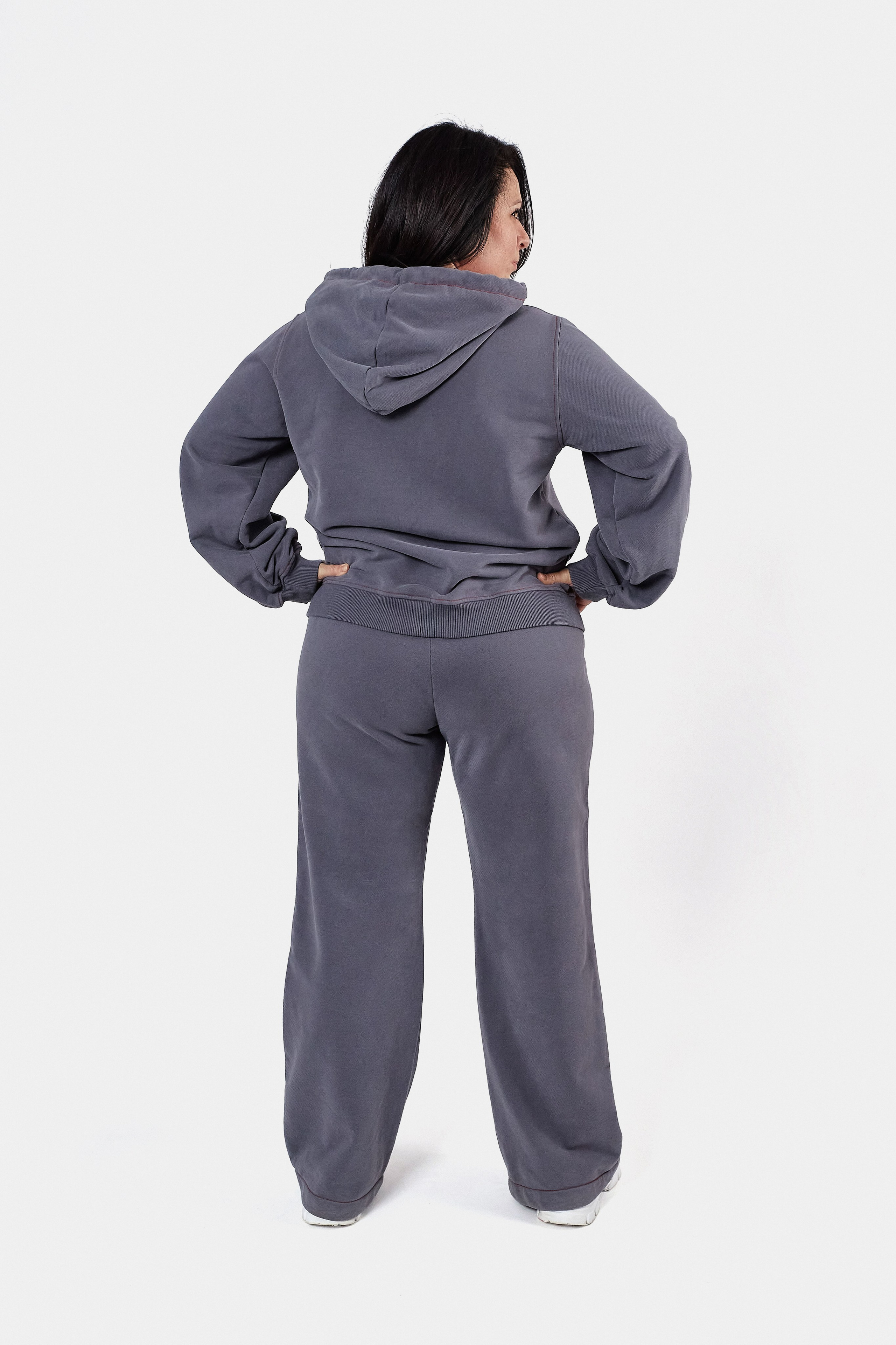 Фотосъемка с моделью на белом фоне. Коммерческий фотограф в Москве Павел Володин