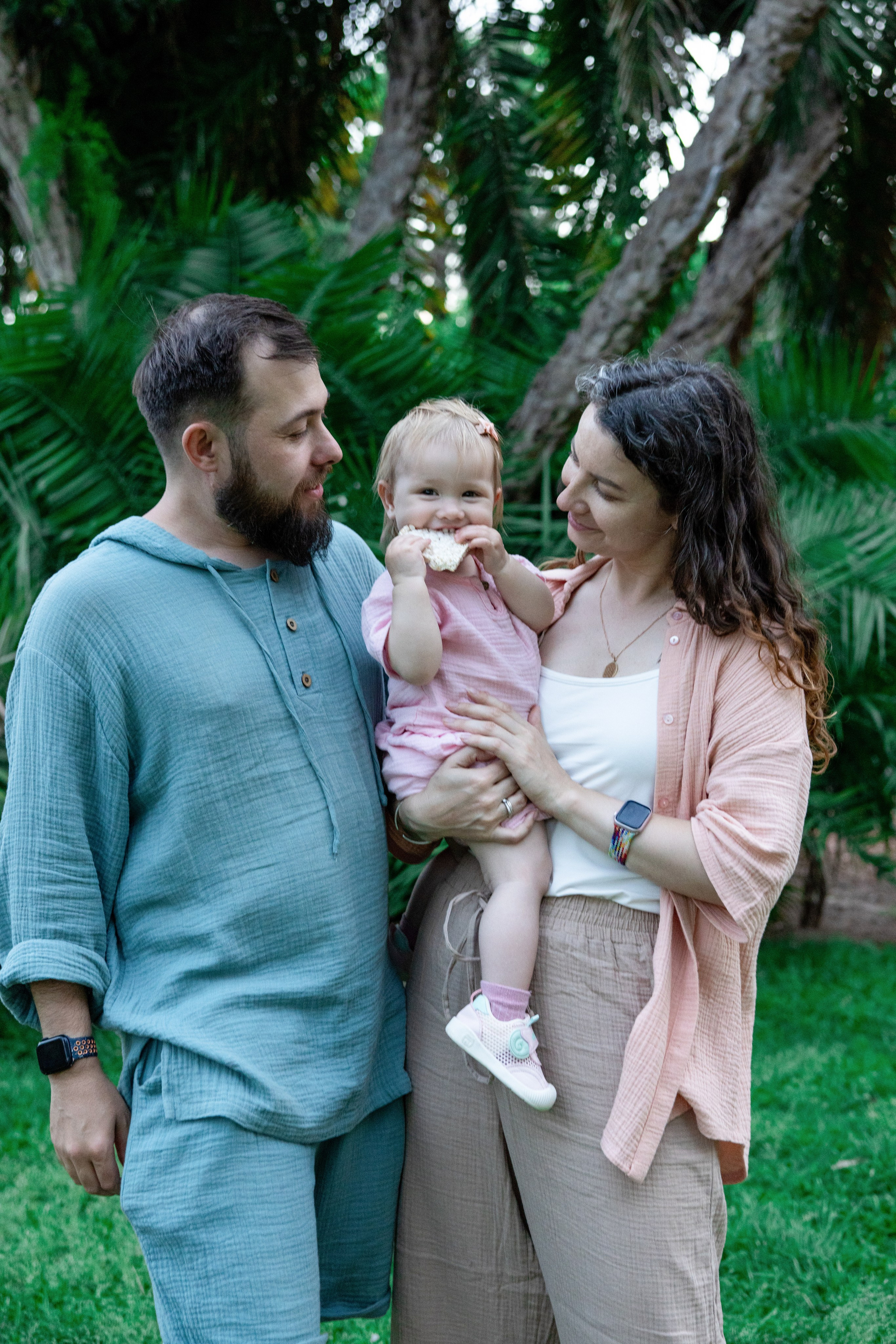 Мама и папа держат ребенка на руках в Буэнос Айресе Аргентина