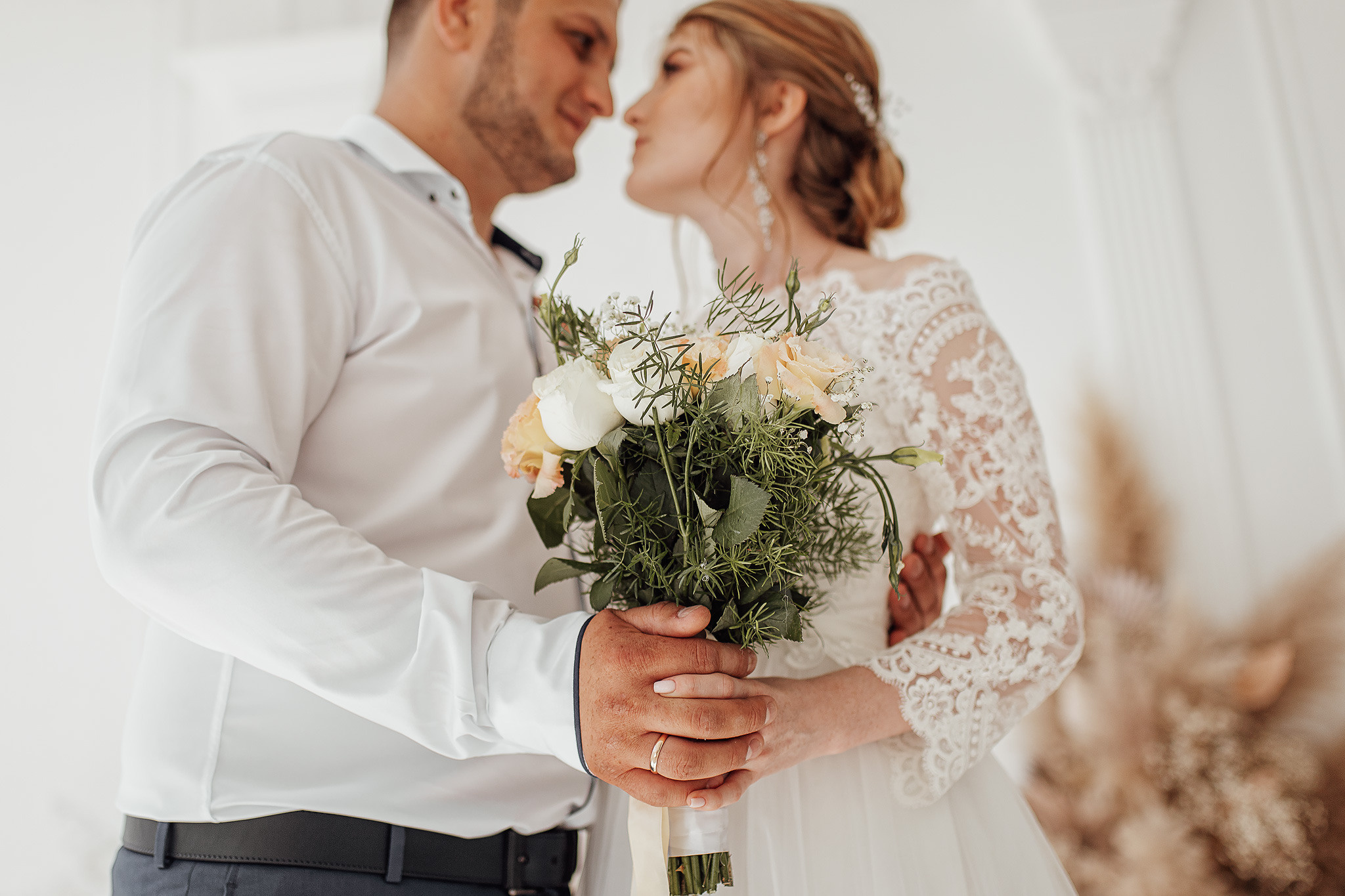 Свадебная фотосессия Дарии и Вадима — фотостудия и прогулка. Семейный и свадебный фотограф в Донецке Елена Гордеева