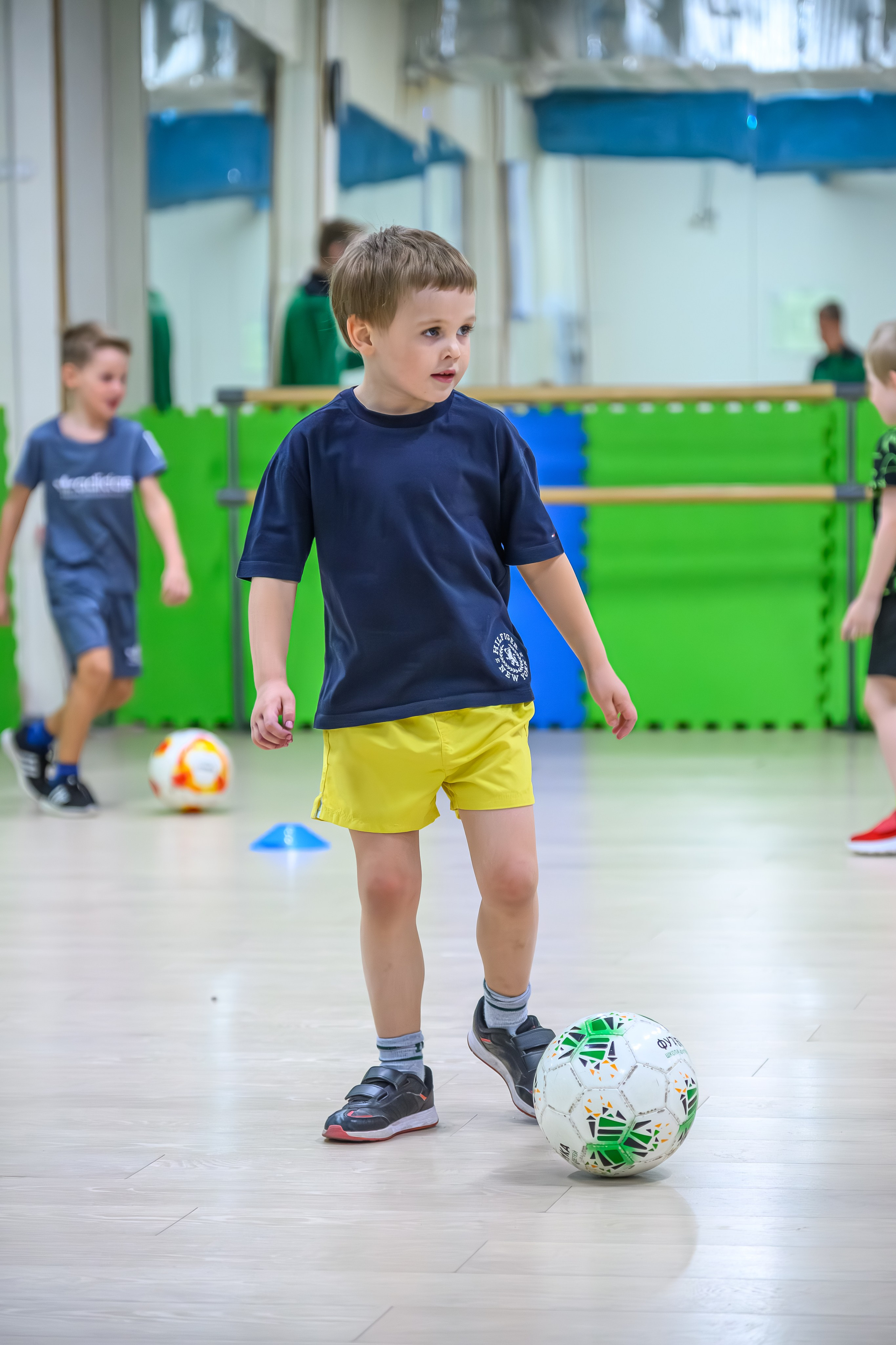 Репортажная фотосъемка детей в секции по футболу, в Москве с профессиональным репортажным фотографом. Обработка фото без фильтров, живые фото. 