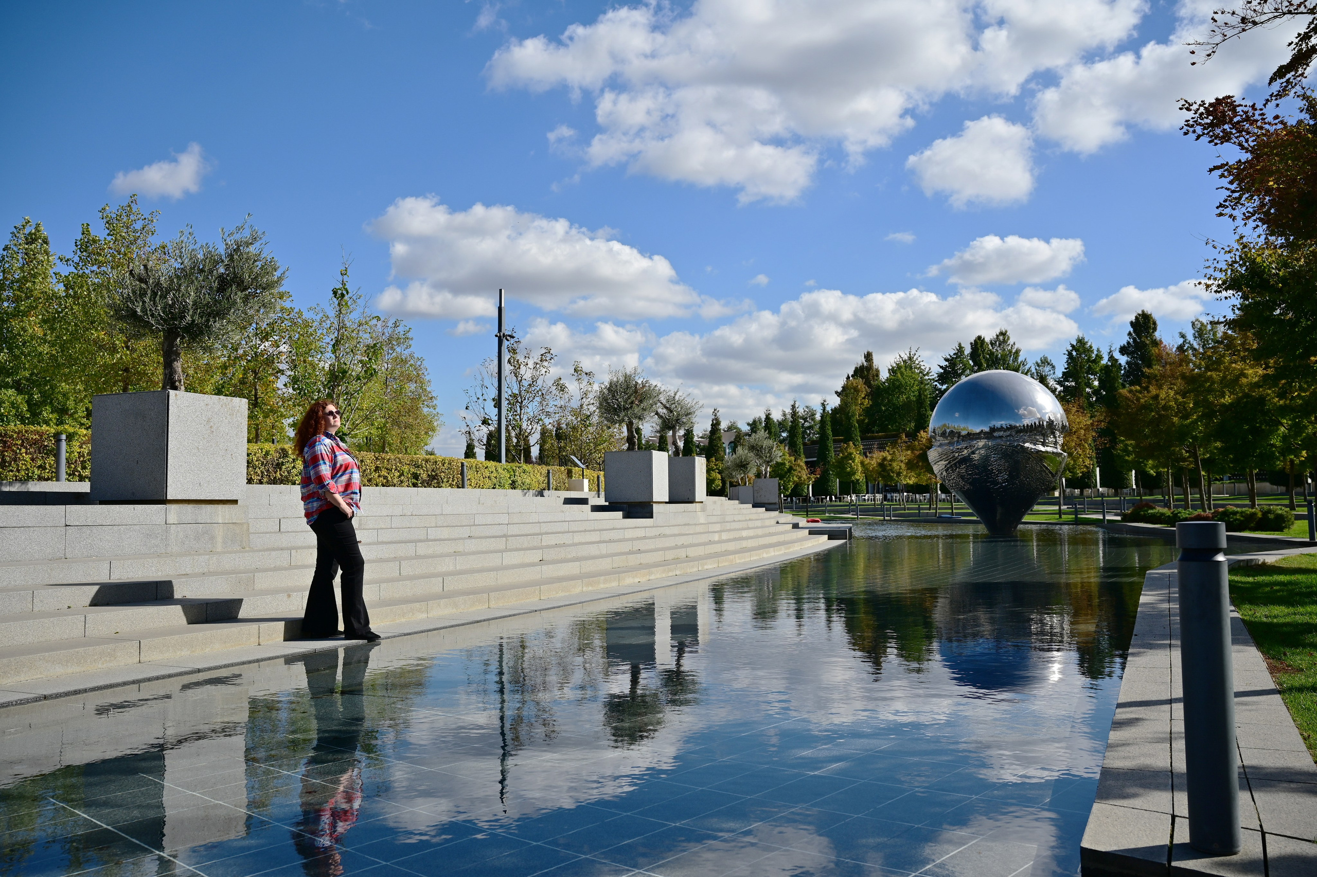 Женщина на ступеньках у воды в парке Краснодар - фотограф Оксана Лавренюк
