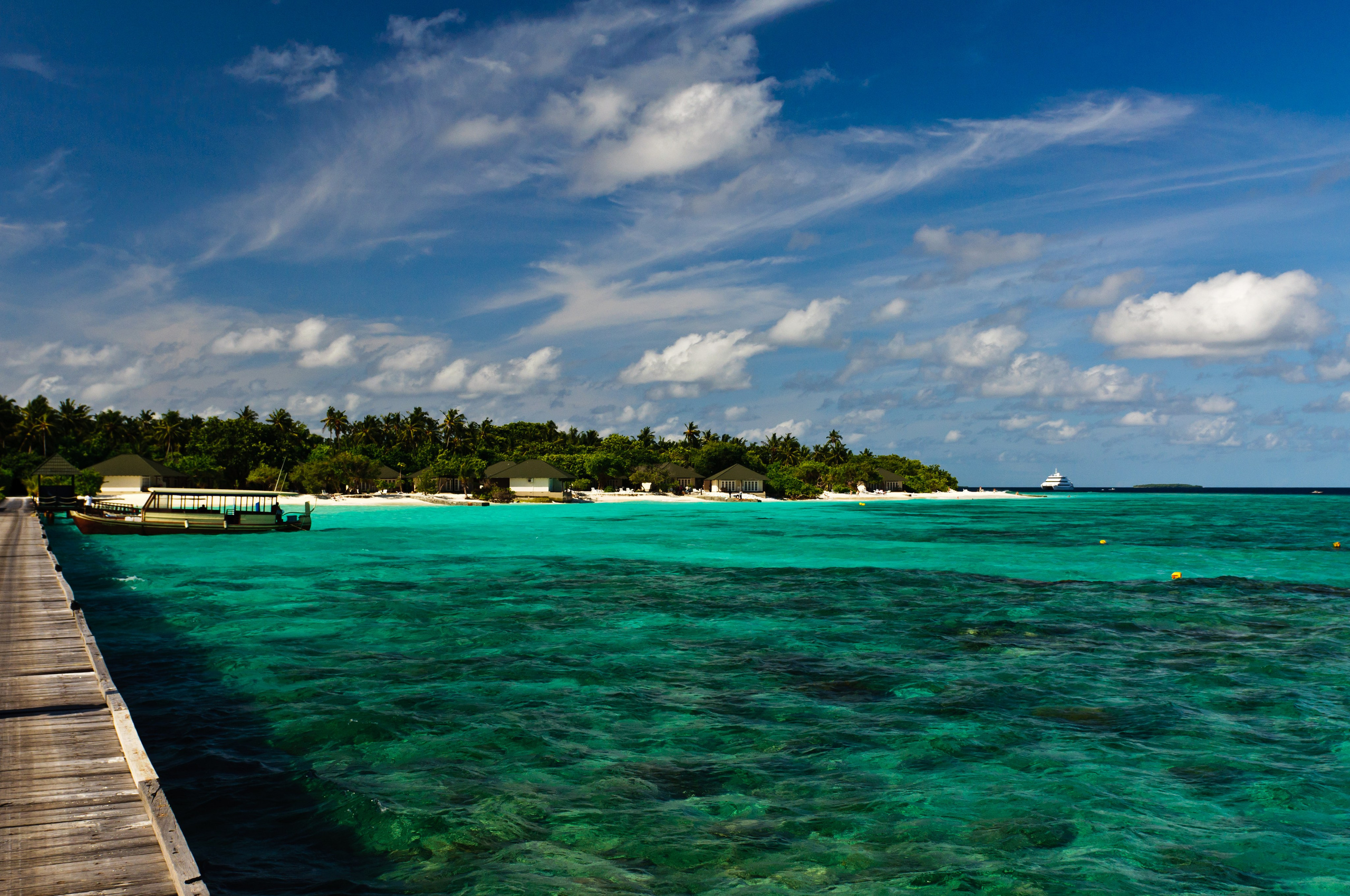 Остров на Мальдивах, вид с причала. 