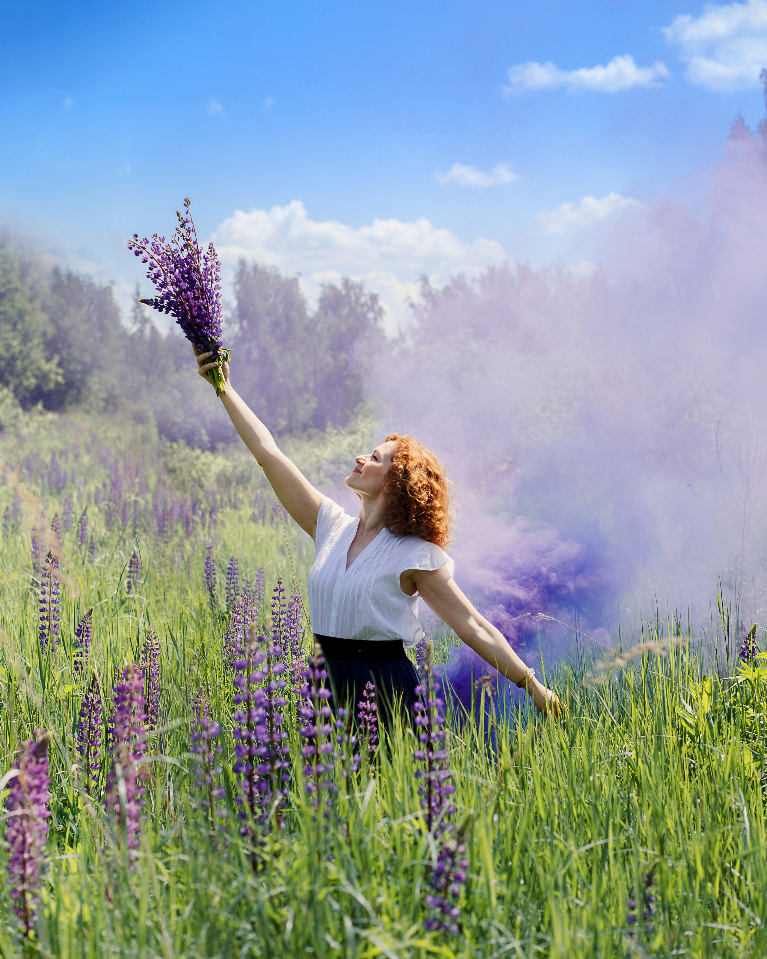 rina_sphoto, фотограф Катерина Сысуева, Рина Сысуева,  женский фотограф Москва,  профессиональный фотограф москва, женский портрет в люпинах, люпиновое поле, сиреневый дым