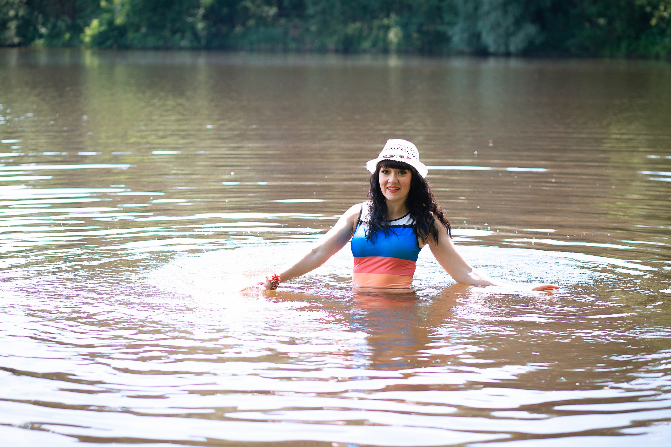 rina_sphoto, фотограф Катерина Сысуева,  Рина Сысуева, женский фотограф Москва,  профессиональный фотограф москва, брызги, девушка в воде брызгает, капли, девушка в озере, ивана купала, фотограф в москве