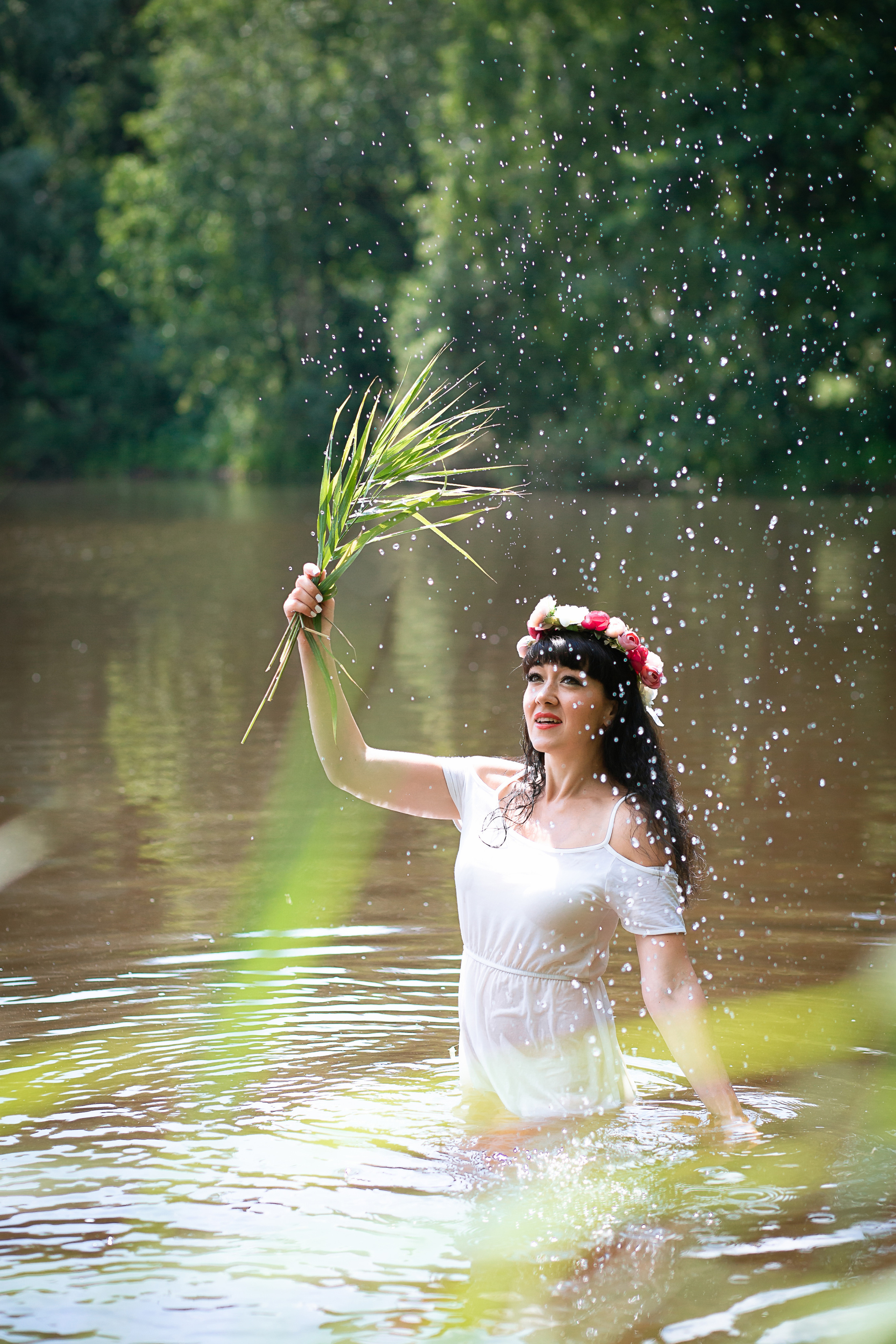 rina_sphoto, фотограф Катерина Сысуева,  Рина Сысуева, женский фотограф Москва,  профессиональный фотограф москва, брызги, девушка в воде брызгает, капли, девушка в озере, ивана купала, фотограф в москве