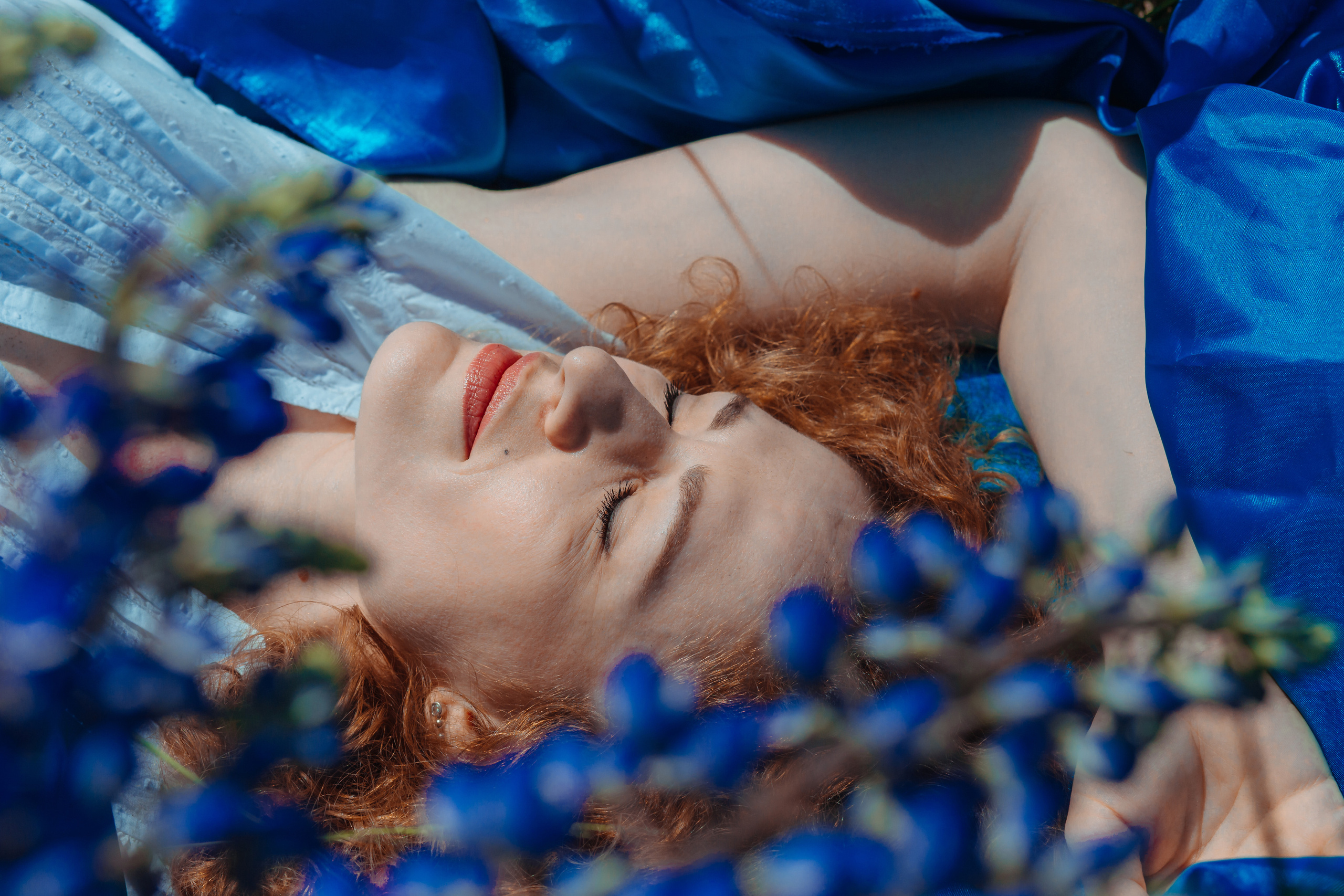 rina_sphoto, фотограф Катерина Сысуева, Рина Сысуева,  женский фотограф Москва,  профессиональный фотограф москва, женский портрет в люпинах, люпиновое поле