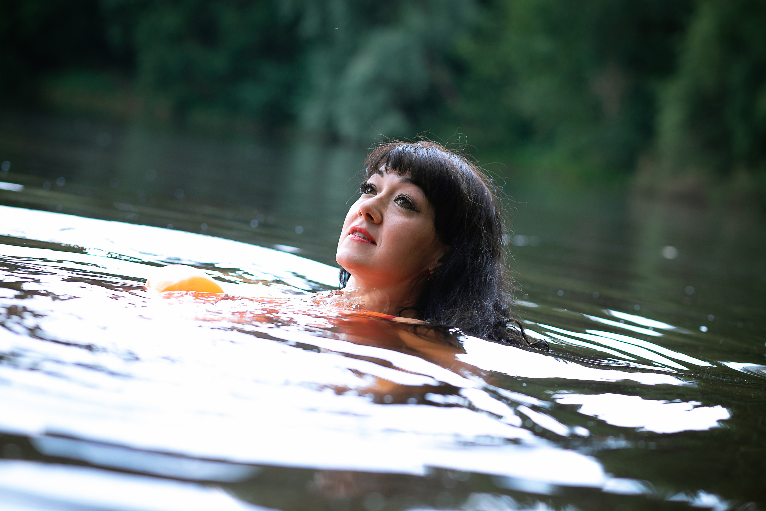 rina_sphoto, фотограф Катерина Сысуева,  Рина Сысуева, женский фотограф Москва,  профессиональный фотограф москва, брызги, девушка в воде брызгает, капли, девушка в озере, ивана купала, фотограф в москве