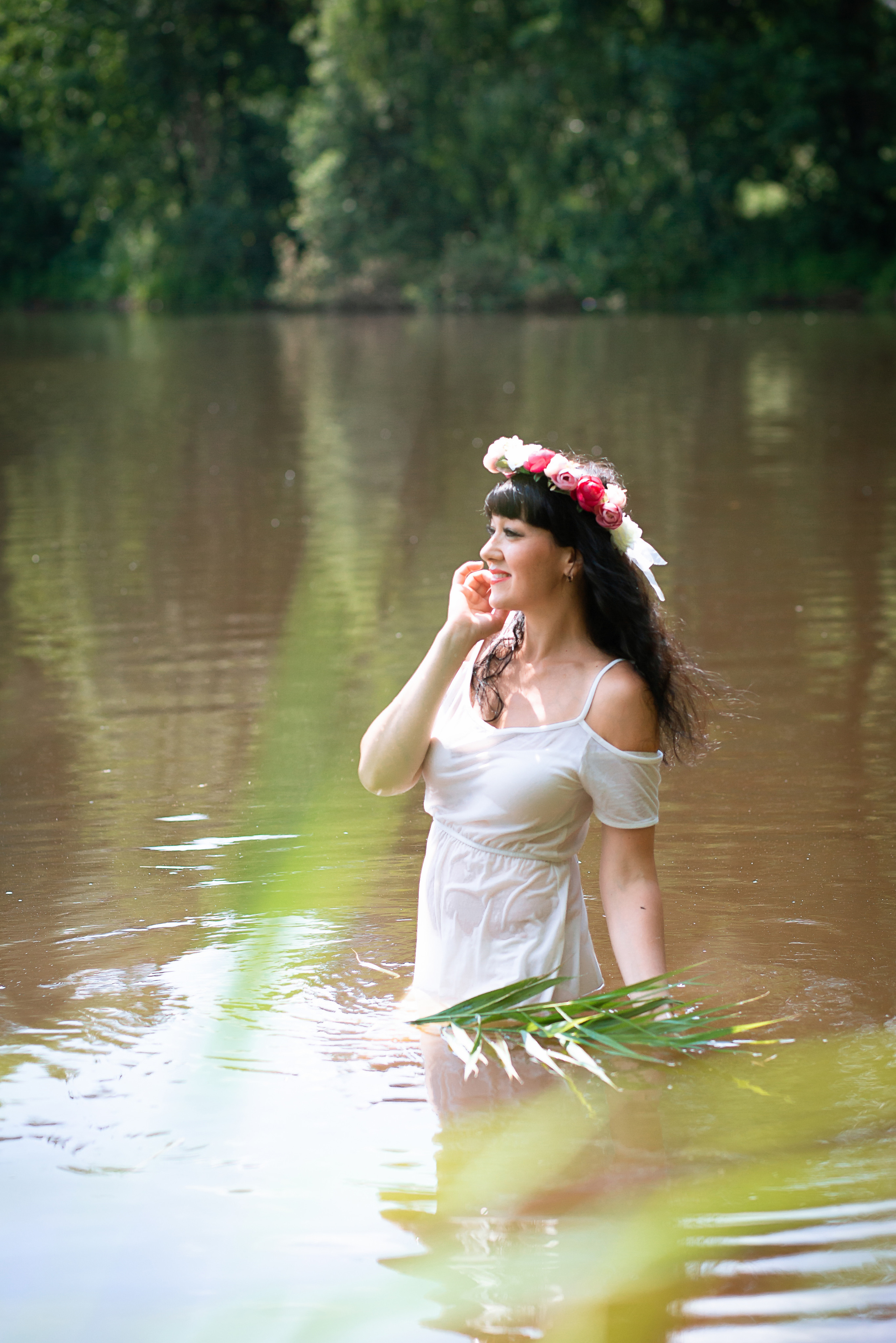 rina_sphoto, фотограф Катерина Сысуева,  Рина Сысуева, женский фотограф Москва,  профессиональный фотограф москва, брызги, девушка в воде брызгает, капли, девушка в озере, ивана купала, фотограф в москве