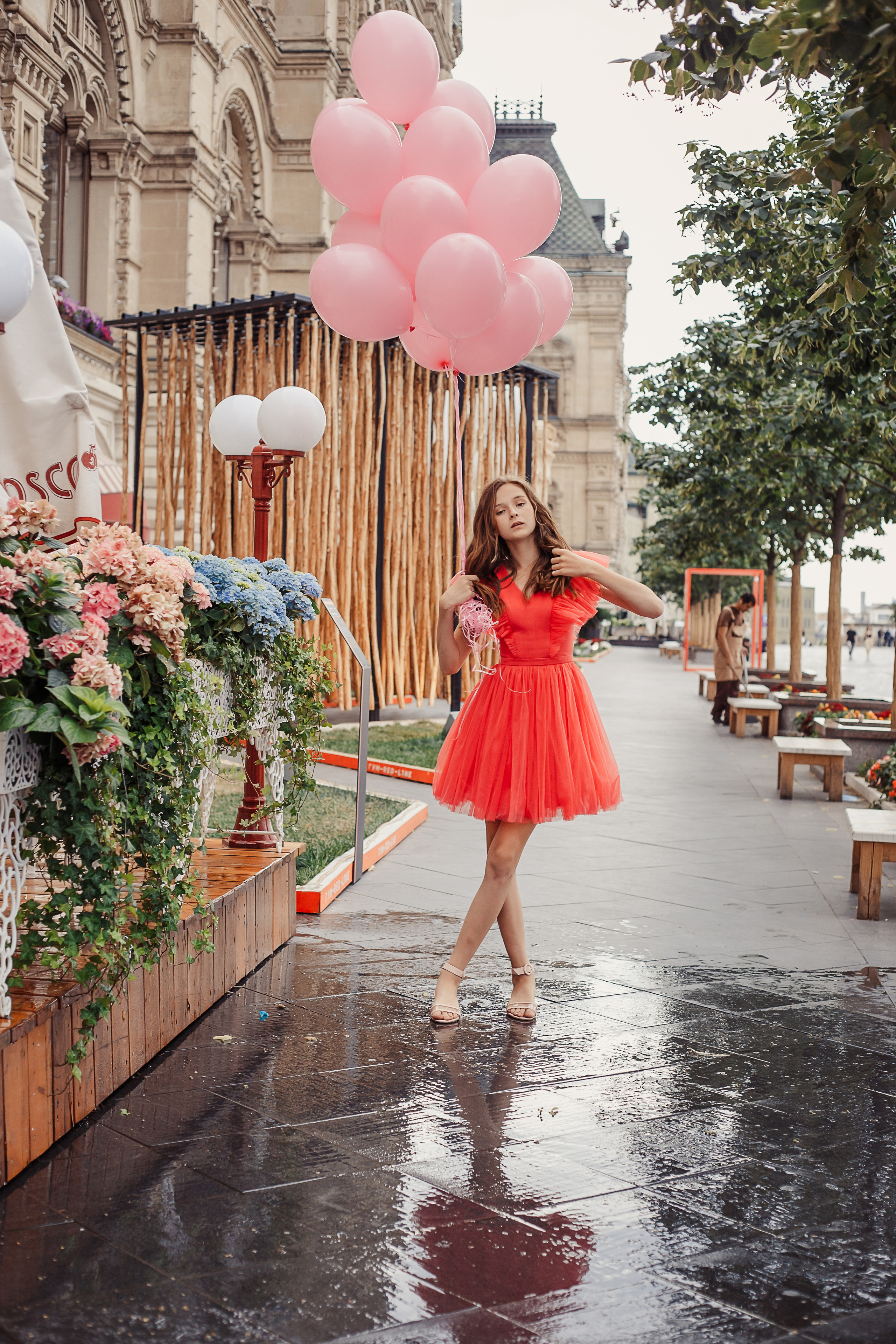 rina_sphoto, фотограф Катерина Сысуева,  Рина Сысуева, женский фотограф Москва,  профессиональный фотограф москва, девушка в розовом платье с розовыми шариками у ГУМа