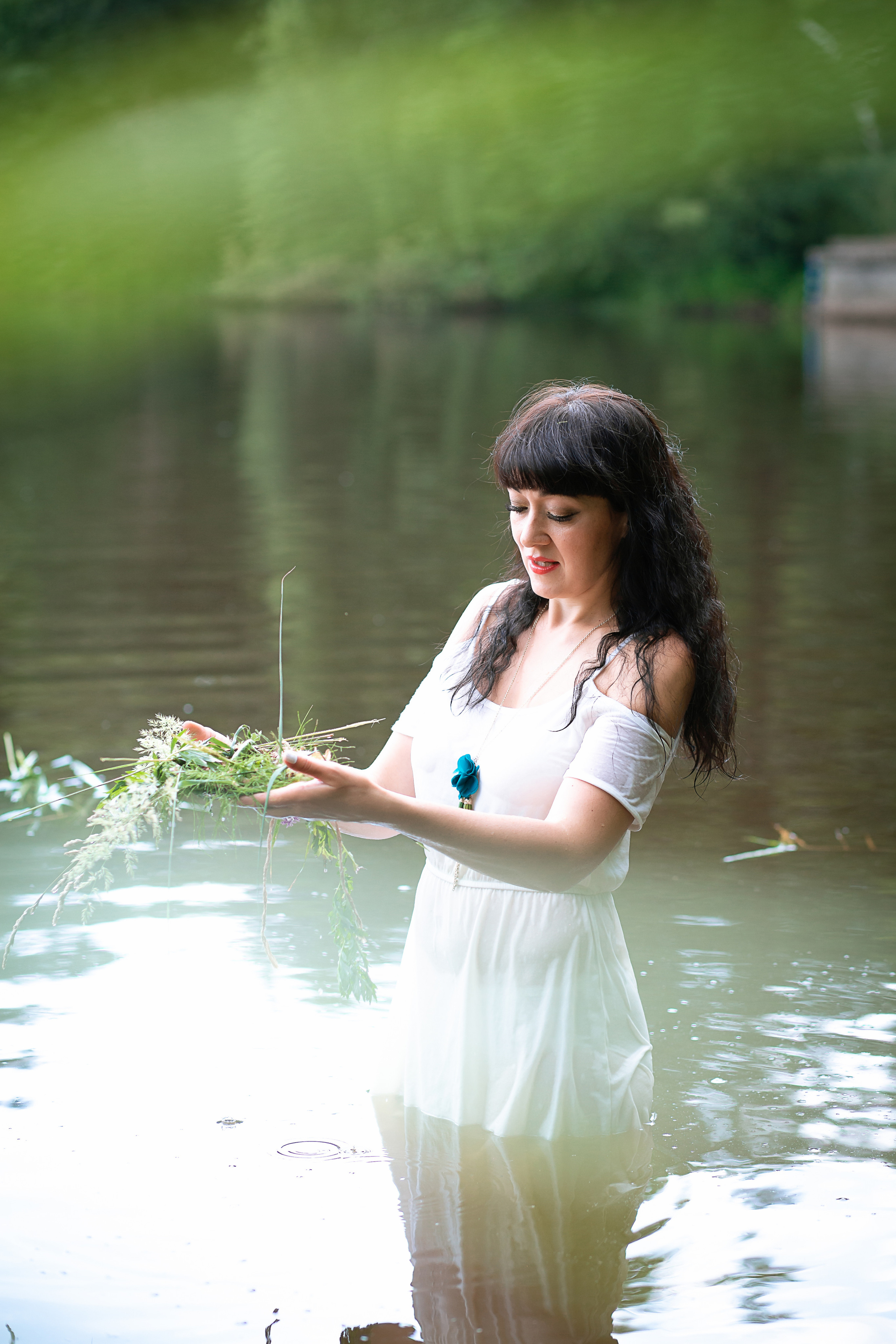 rina_sphoto, фотограф Катерина Сысуева,  Рина Сысуева, женский фотограф Москва,  профессиональный фотограф москва, брызги, девушка в воде брызгает, капли, девушка в озере, ивана купала, фотограф в москве